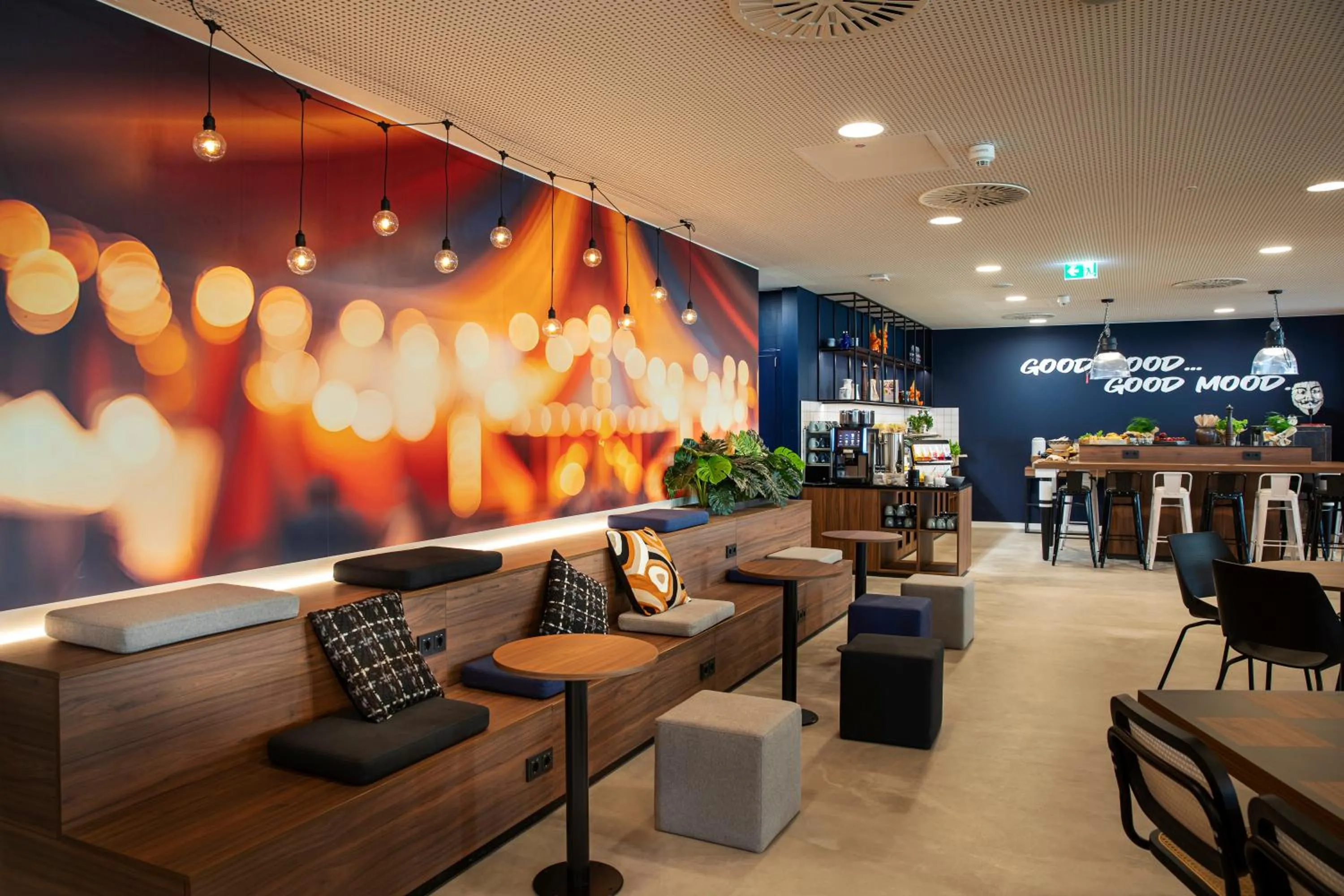 Lounge or bar in LOGINN Hotel Offenbach