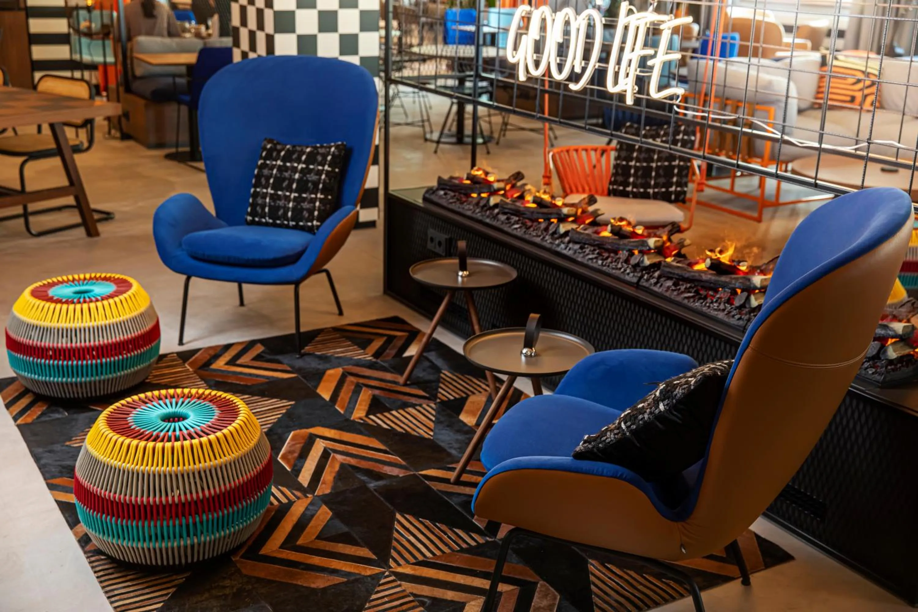 Lounge or bar in LOGINN Hotel Offenbach