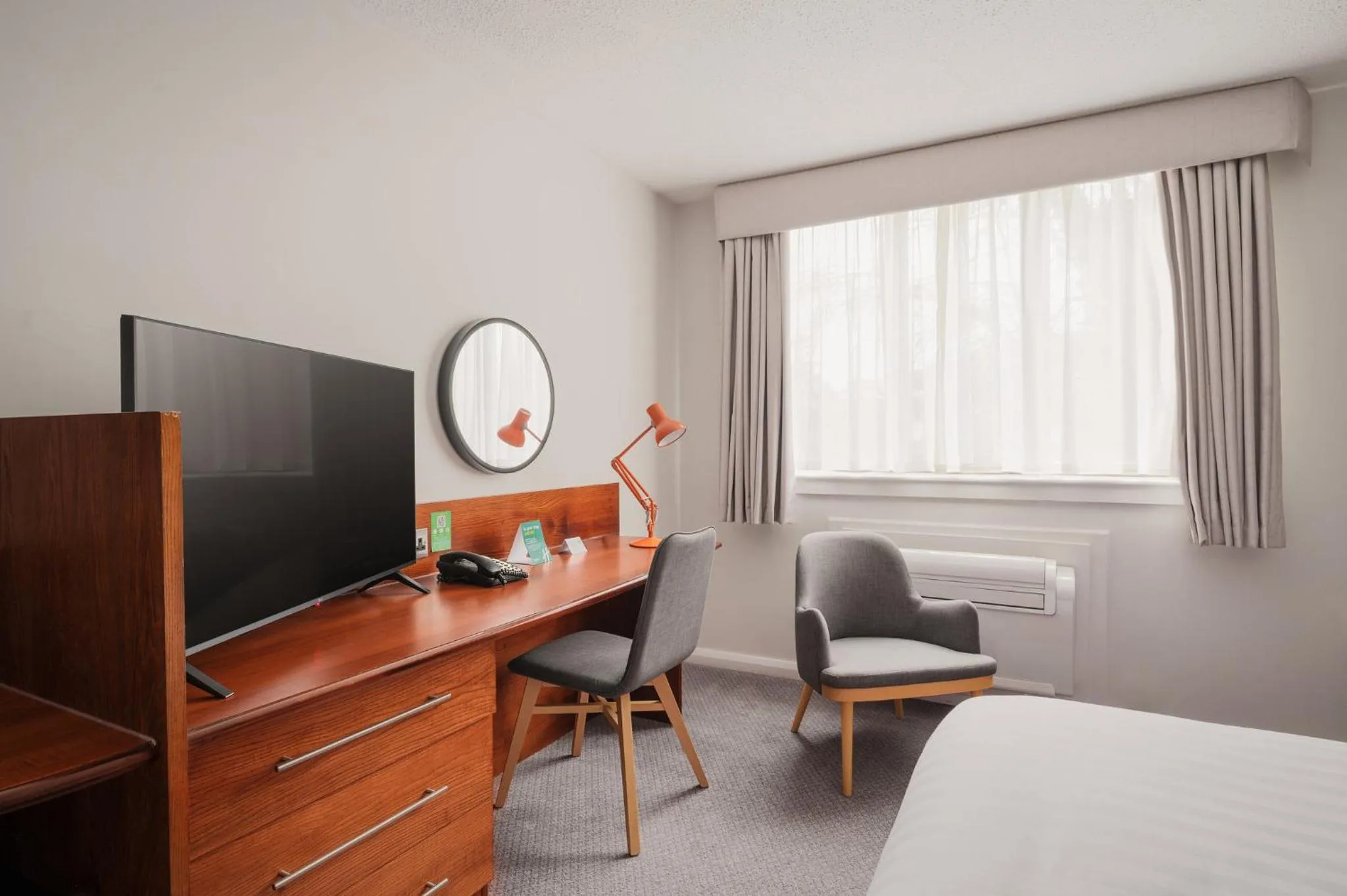 Photo of the whole room, Bed in Holiday Inn Northampton by IHG