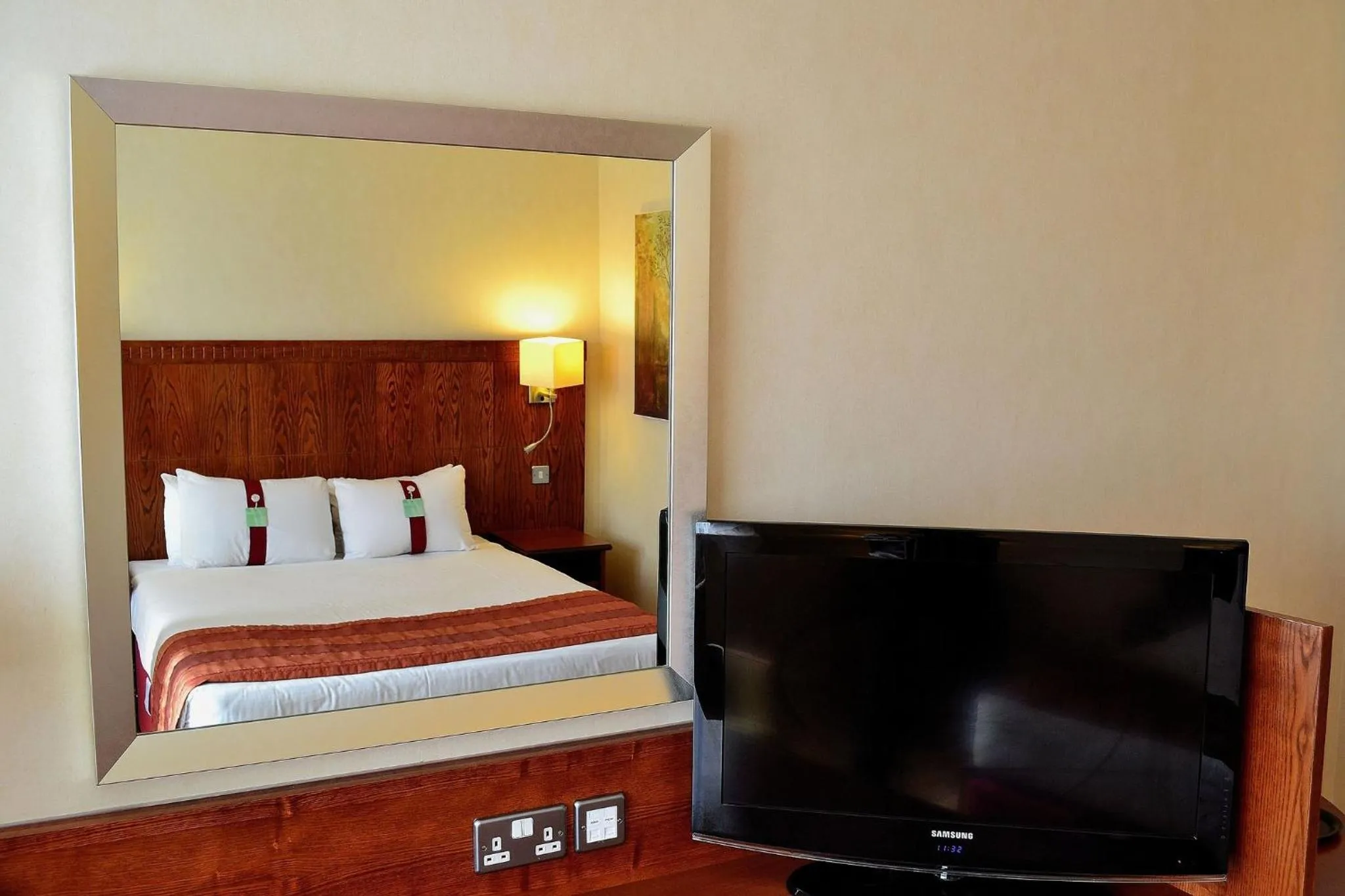 Photo of the whole room, Bed in Holiday Inn Northampton by IHG