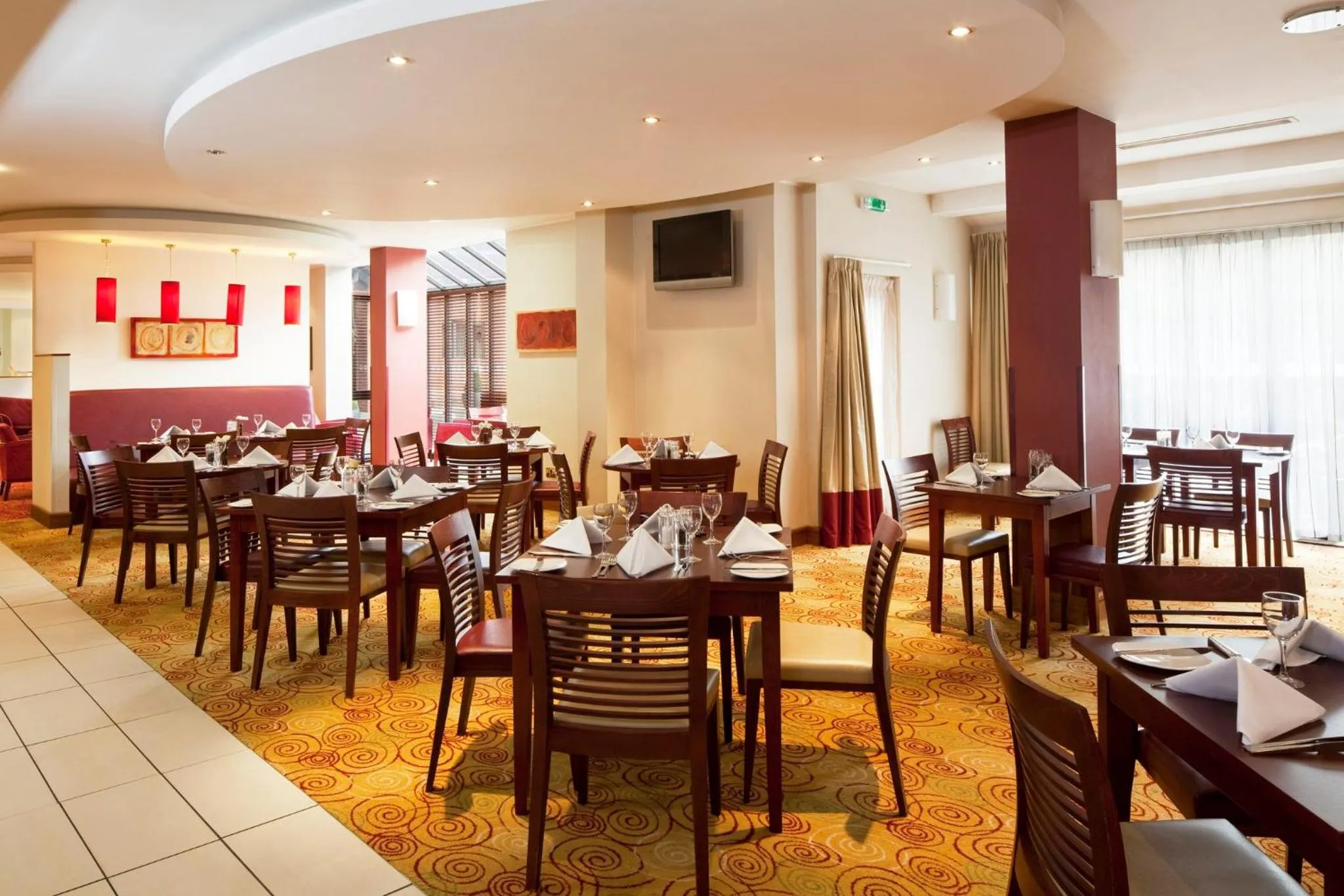 Restaurant/places to eat in Holiday Inn Northampton by IHG
