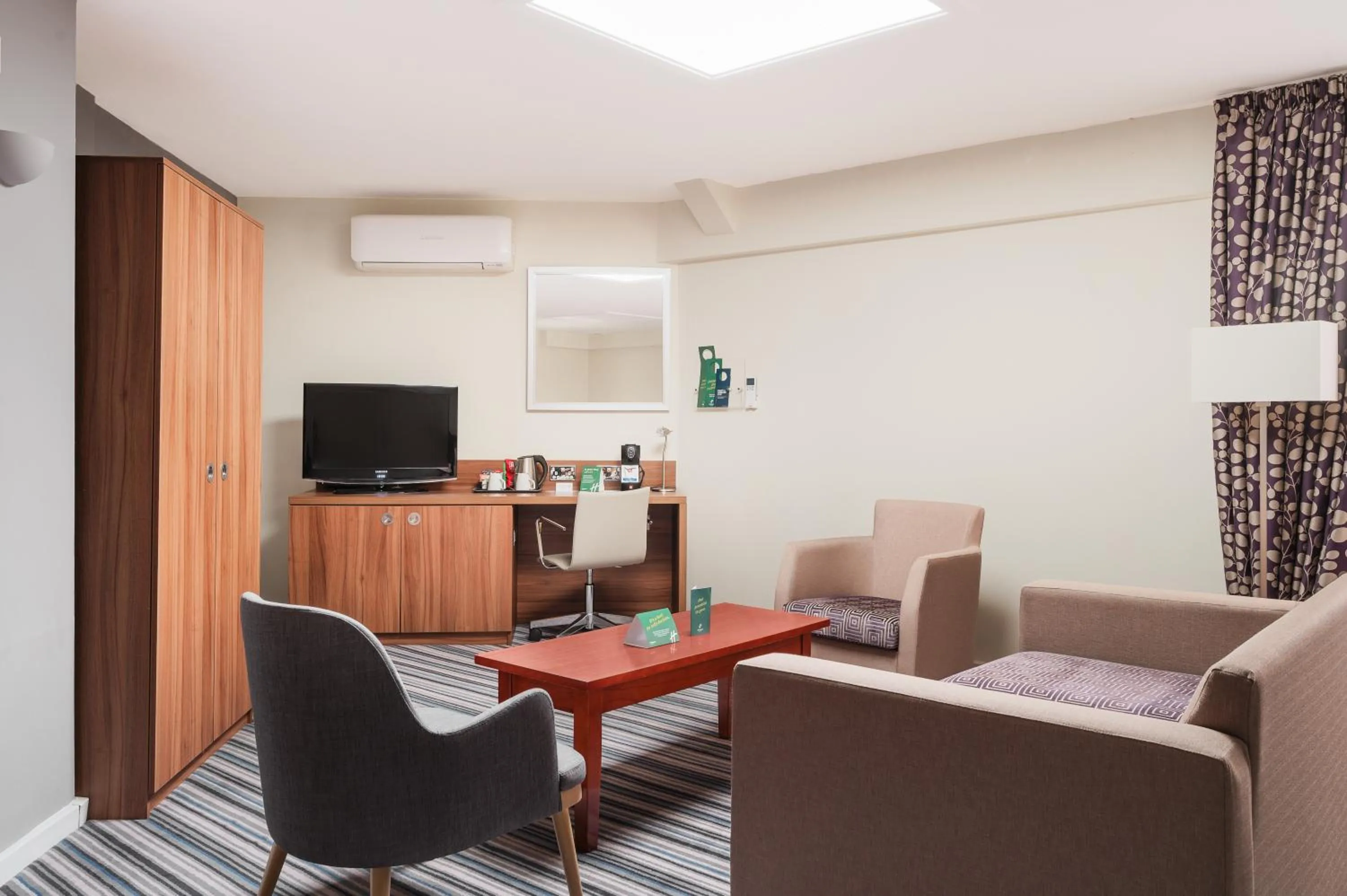 Bed in Holiday Inn Northampton by IHG