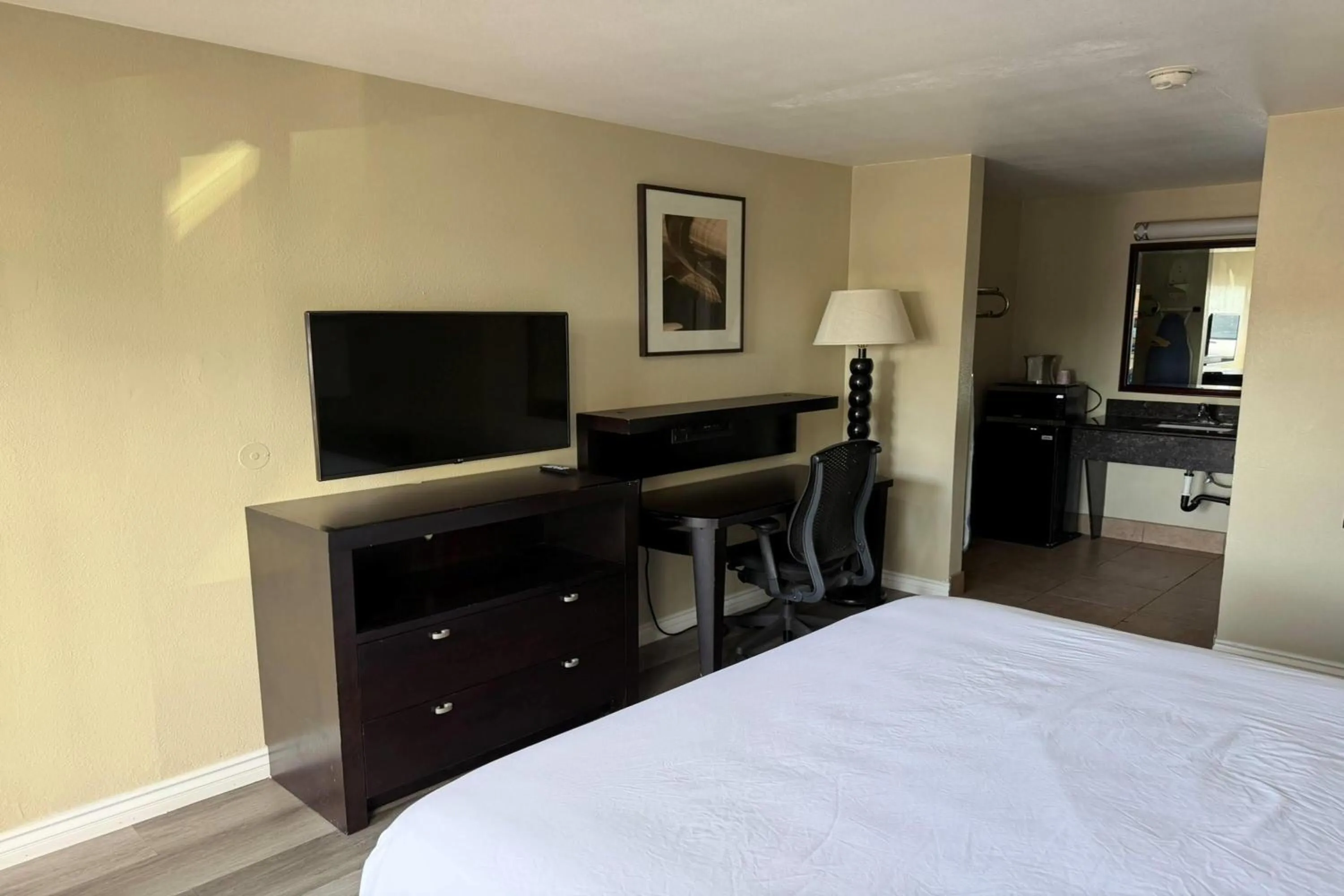 Photo of the whole room, Bed in Travelodge by Wyndham Hemet CA