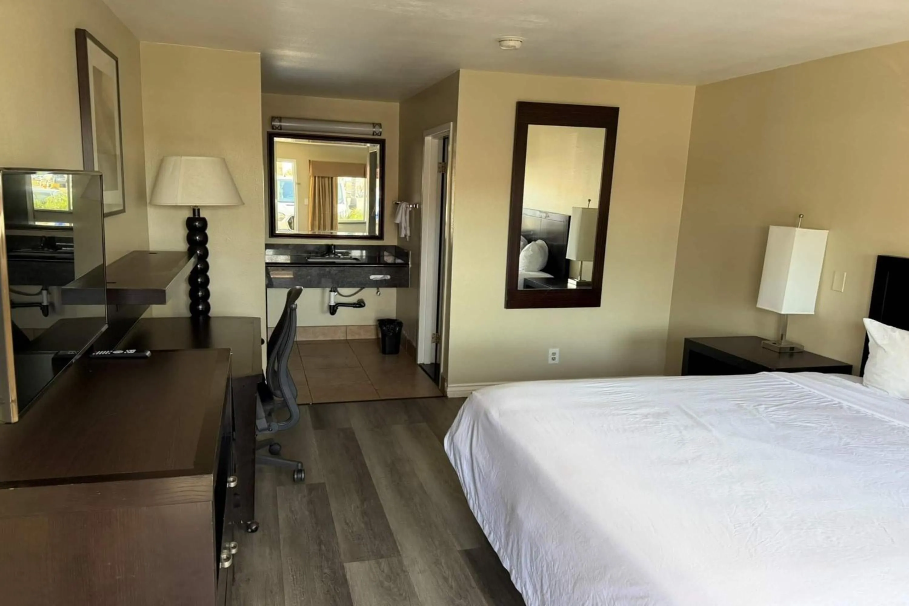 Photo of the whole room, Bed in Travelodge by Wyndham Hemet CA