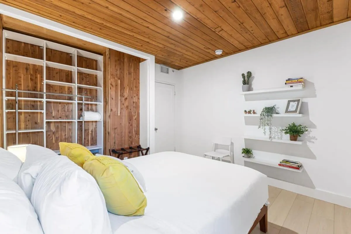 Bed in Welcoming Airbnb Walkig distance to Las Olas Blvd