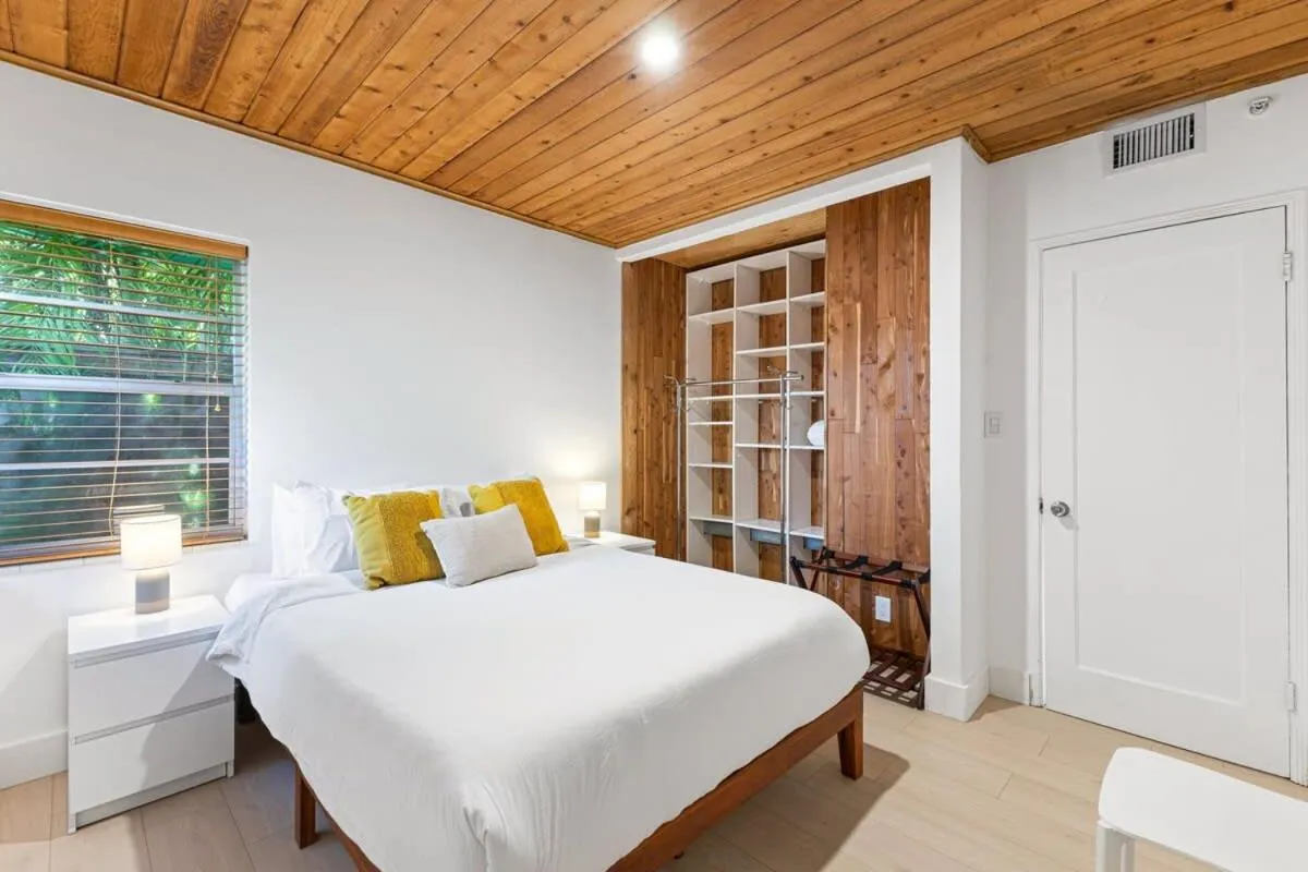 Bed in Welcoming Airbnb Walkig distance to Las Olas Blvd