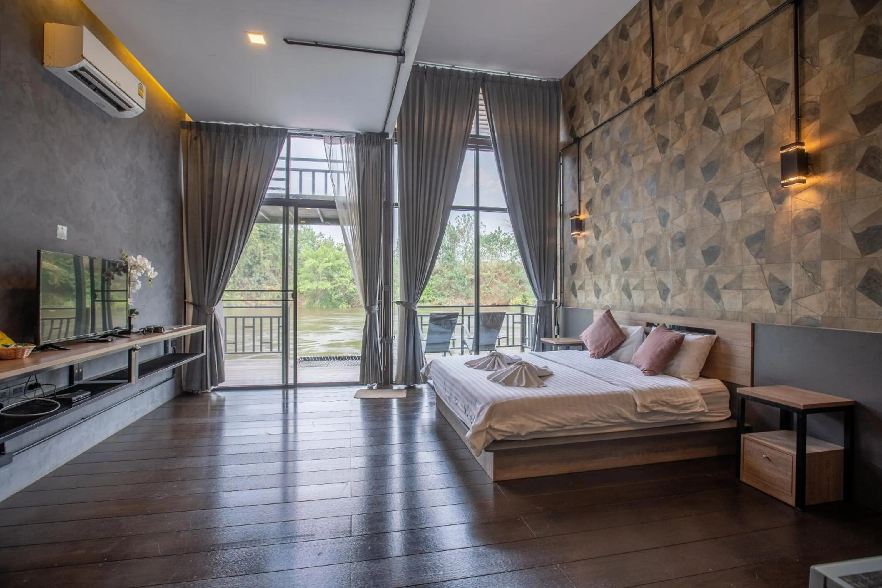 Bed in Kwai Tara Riverside Villas