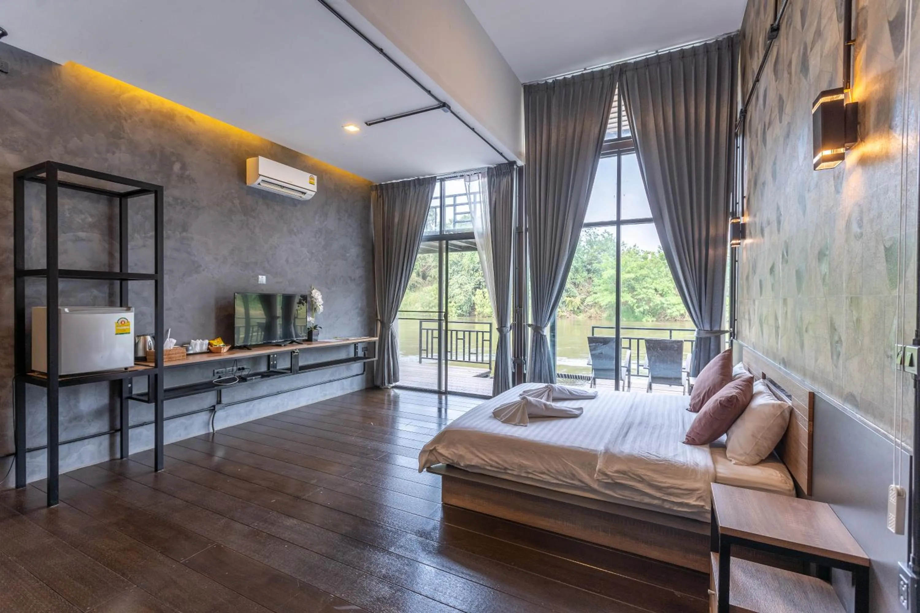 Photo of the whole room, Bed in Kwai Tara Riverside Villas