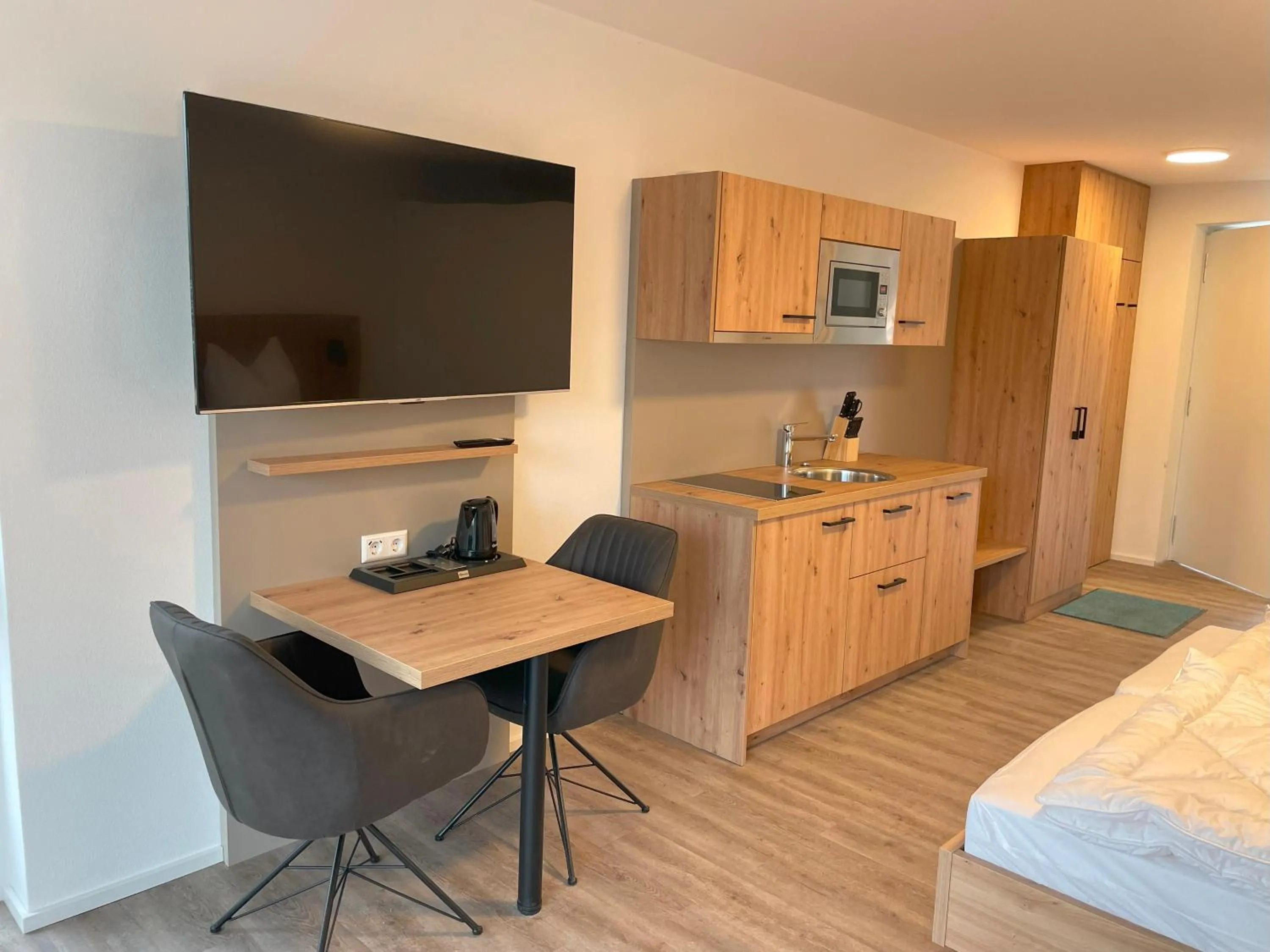TV and multimedia, Bed in MEIN MOTEL - Self Check-in