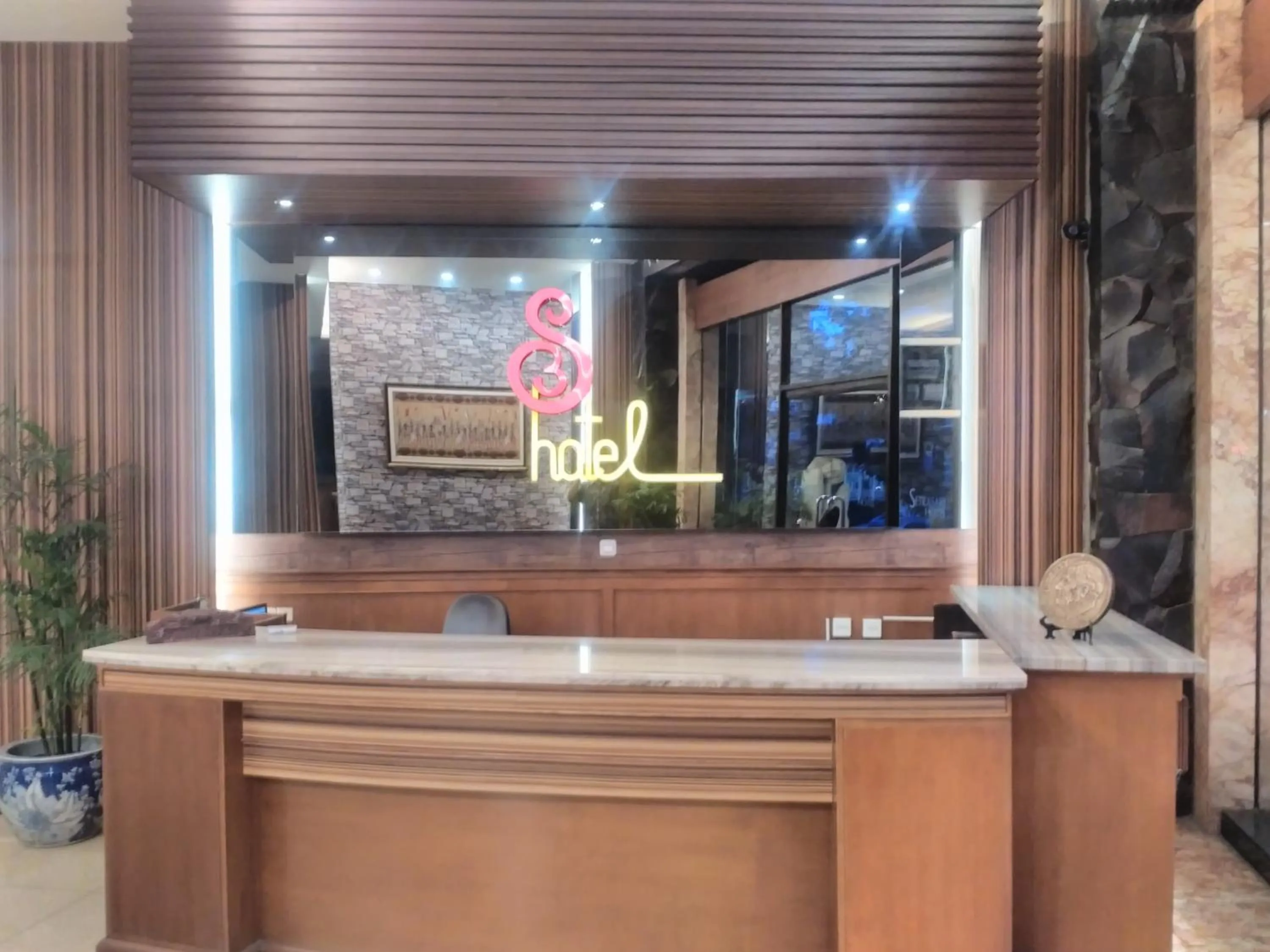 Lobby or reception in Hotel S3 Setrasari Bandung