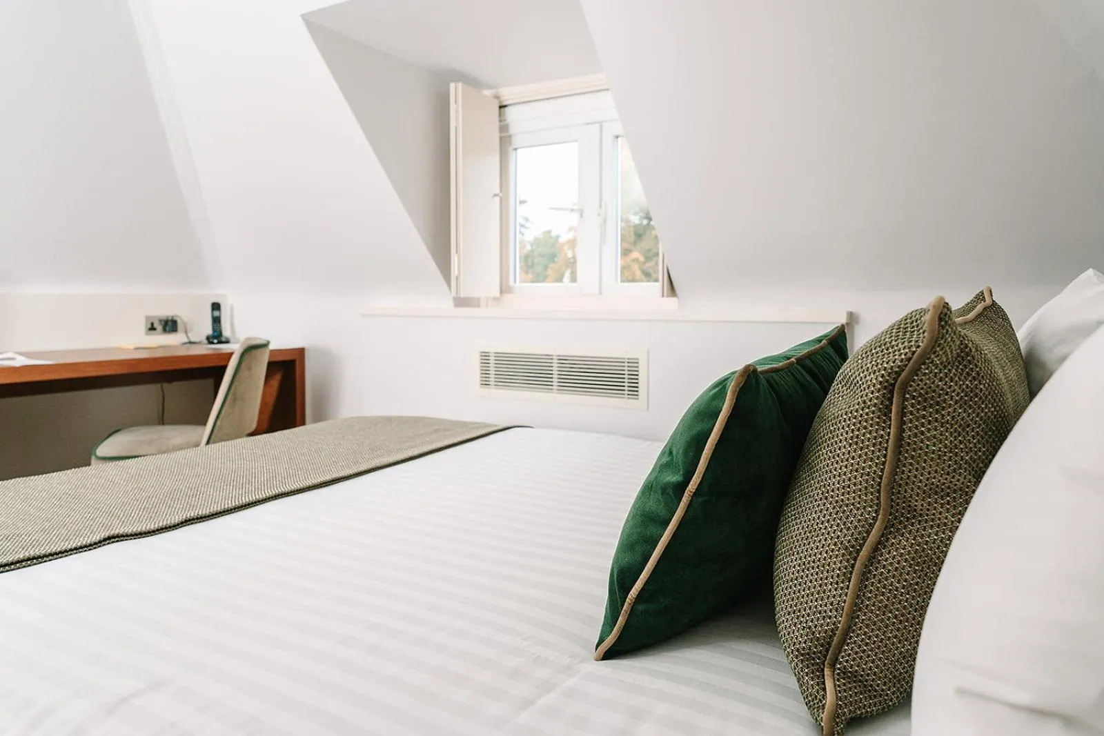 Seating area, Bed in Royal Berkshire