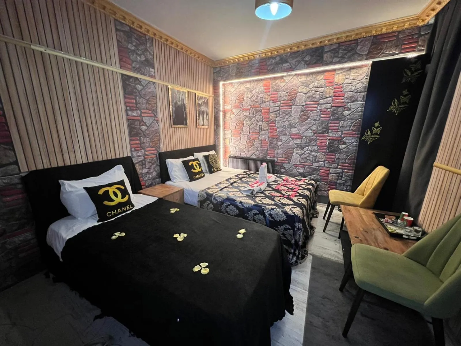 Living room, Bed in Royal Suite Hotel