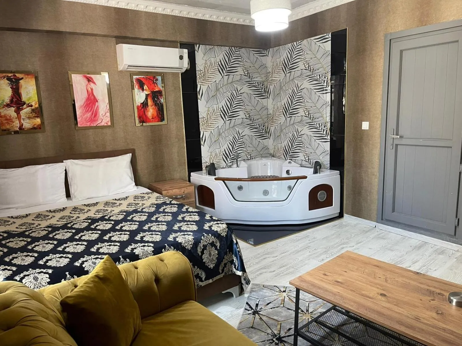 Bed in Royal Suite Hotel