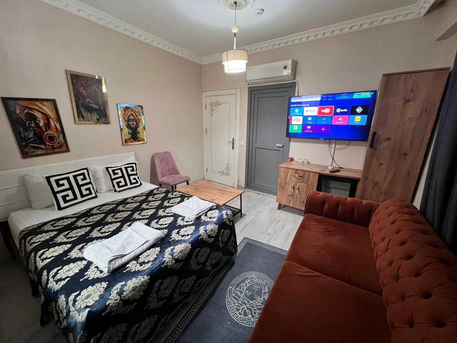 Communal lounge/ TV room, Bed in Royal Suite Hotel