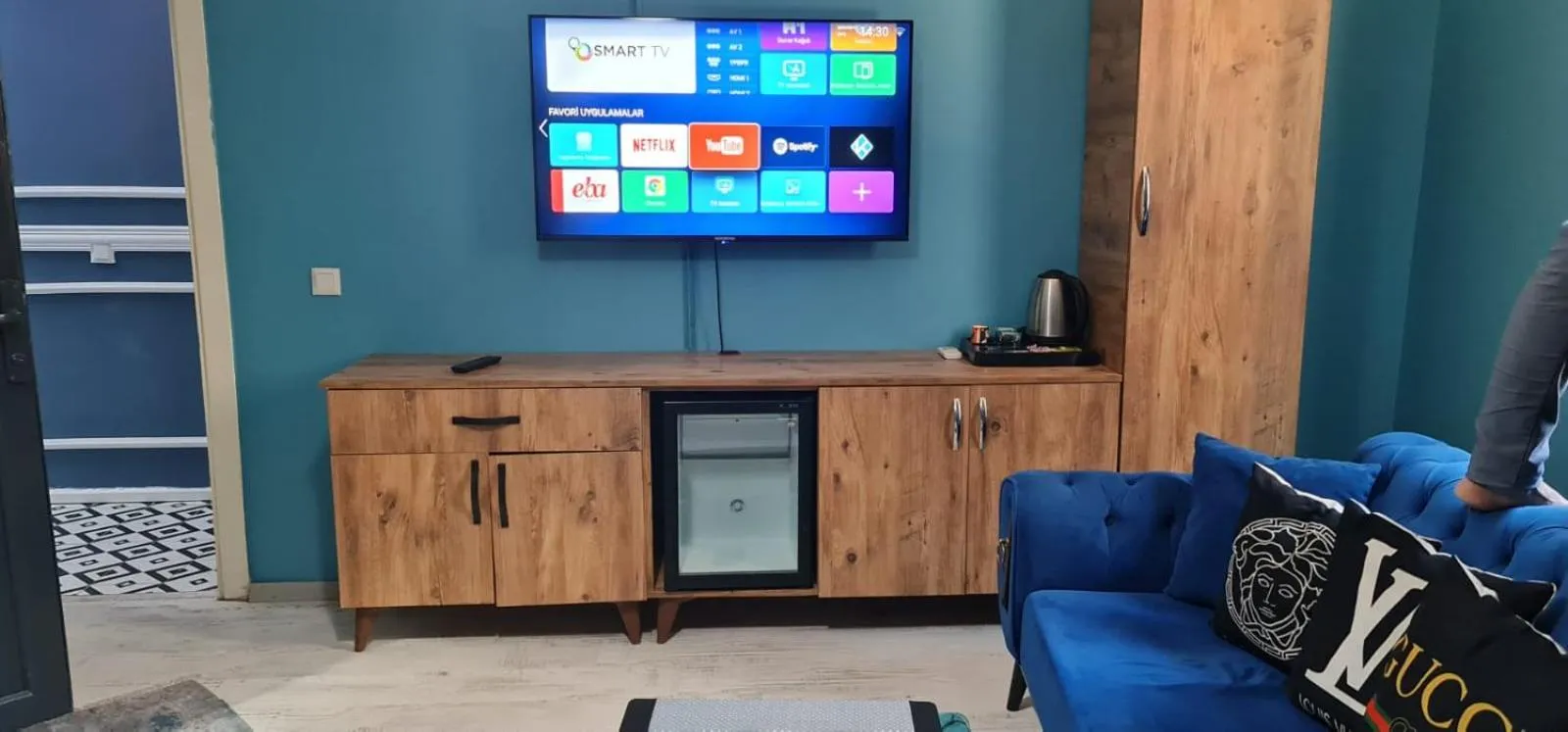 TV and multimedia in Royal Suite Hotel