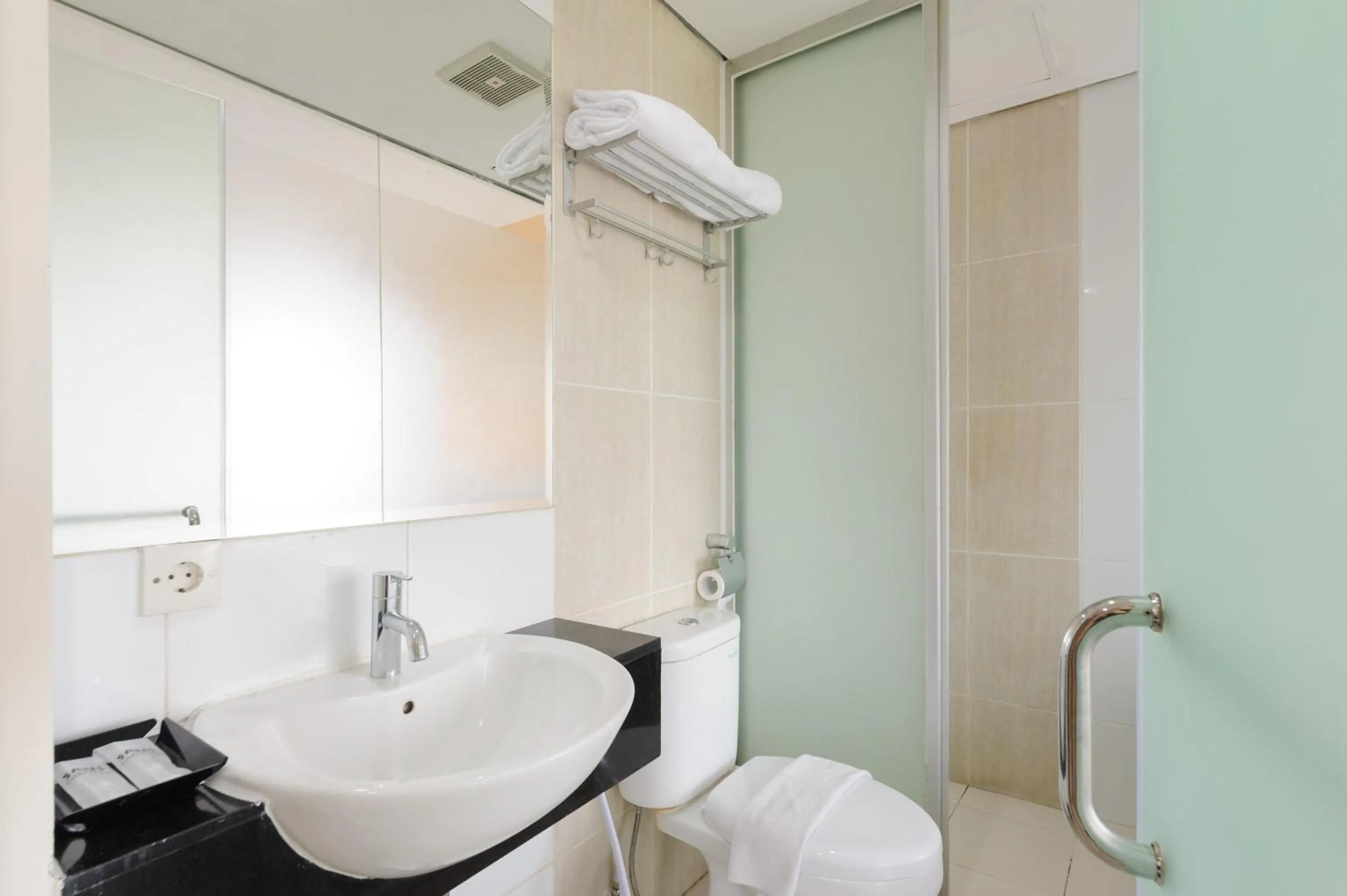 Bathroom in Sans Hotel The Green Bekasi by RedDoorz
