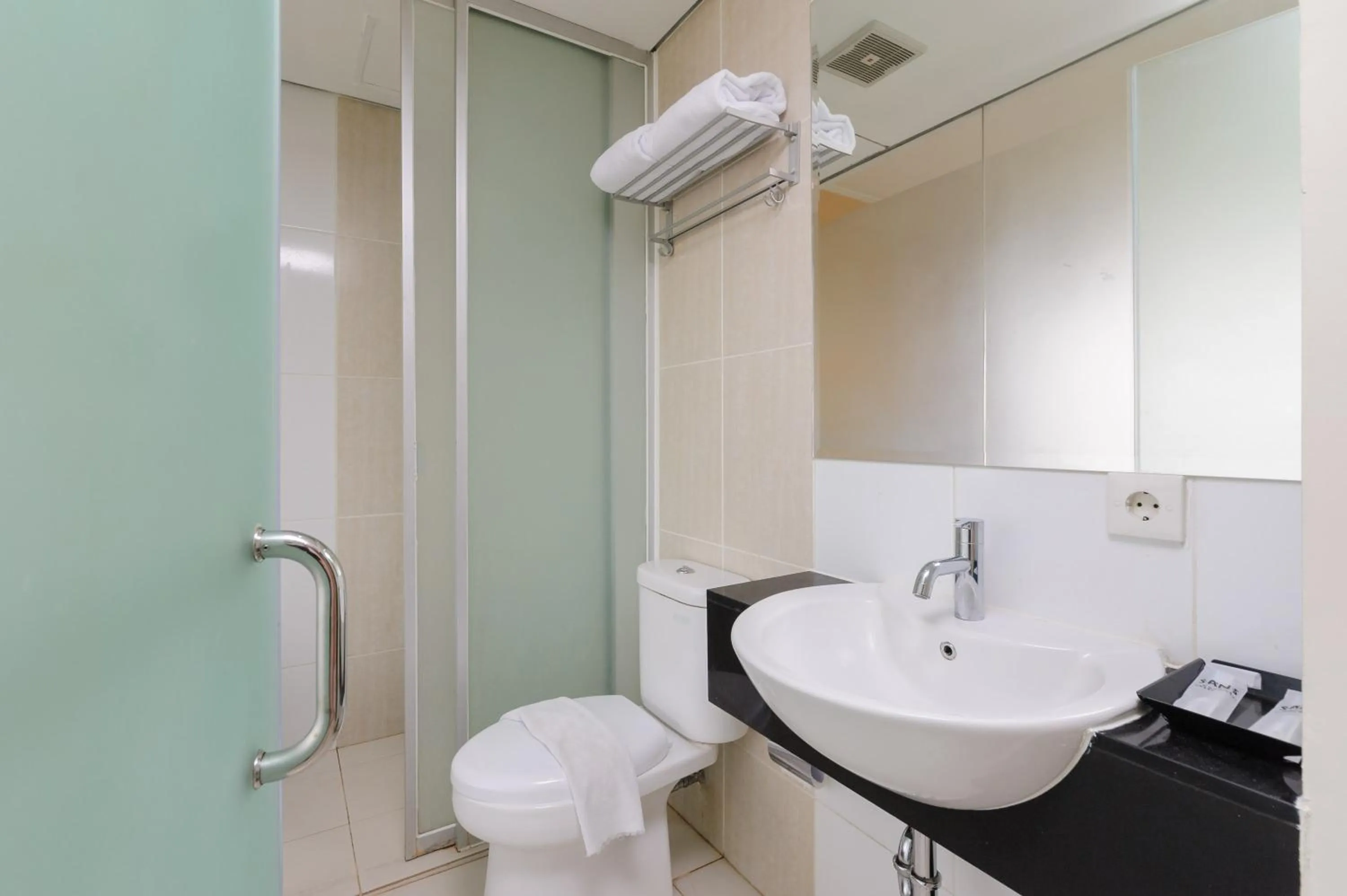 Bathroom in Sans Hotel The Green Bekasi by RedDoorz