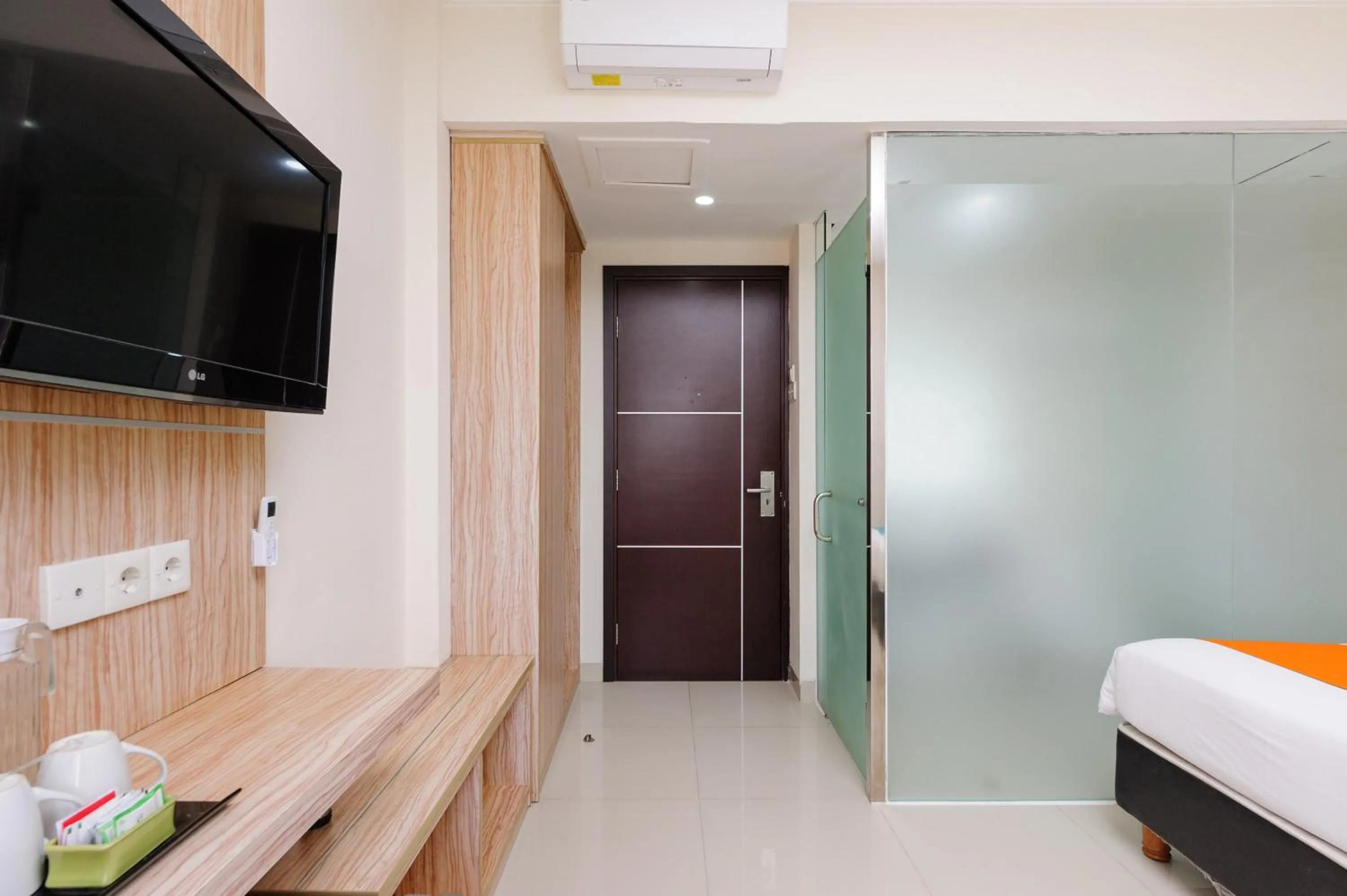 TV and multimedia, Bed in Sans Hotel The Green Bekasi by RedDoorz