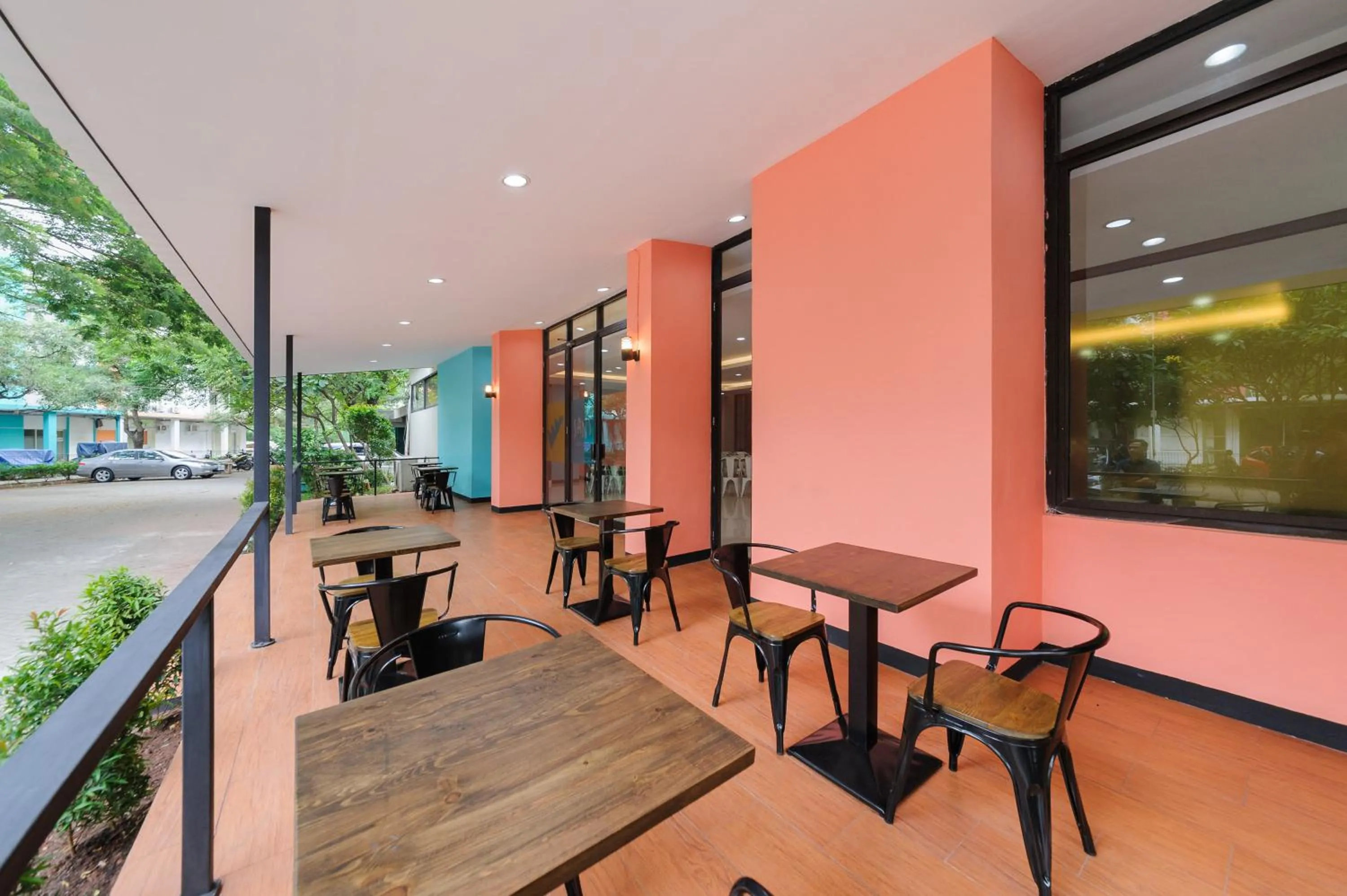 Seating area in Sans Hotel The Green Bekasi by RedDoorz