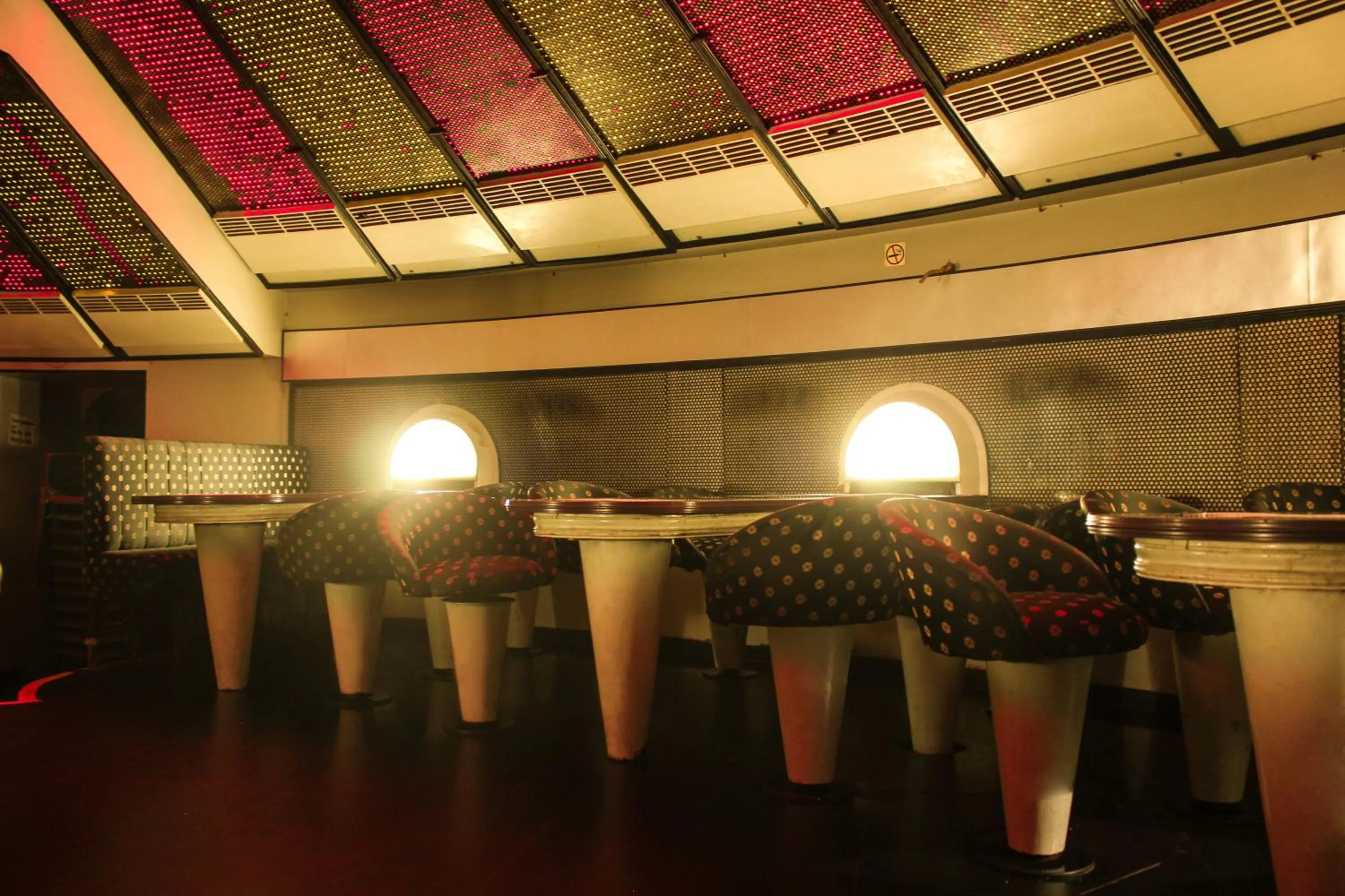 Restaurant/places to eat in Hotel Supreme