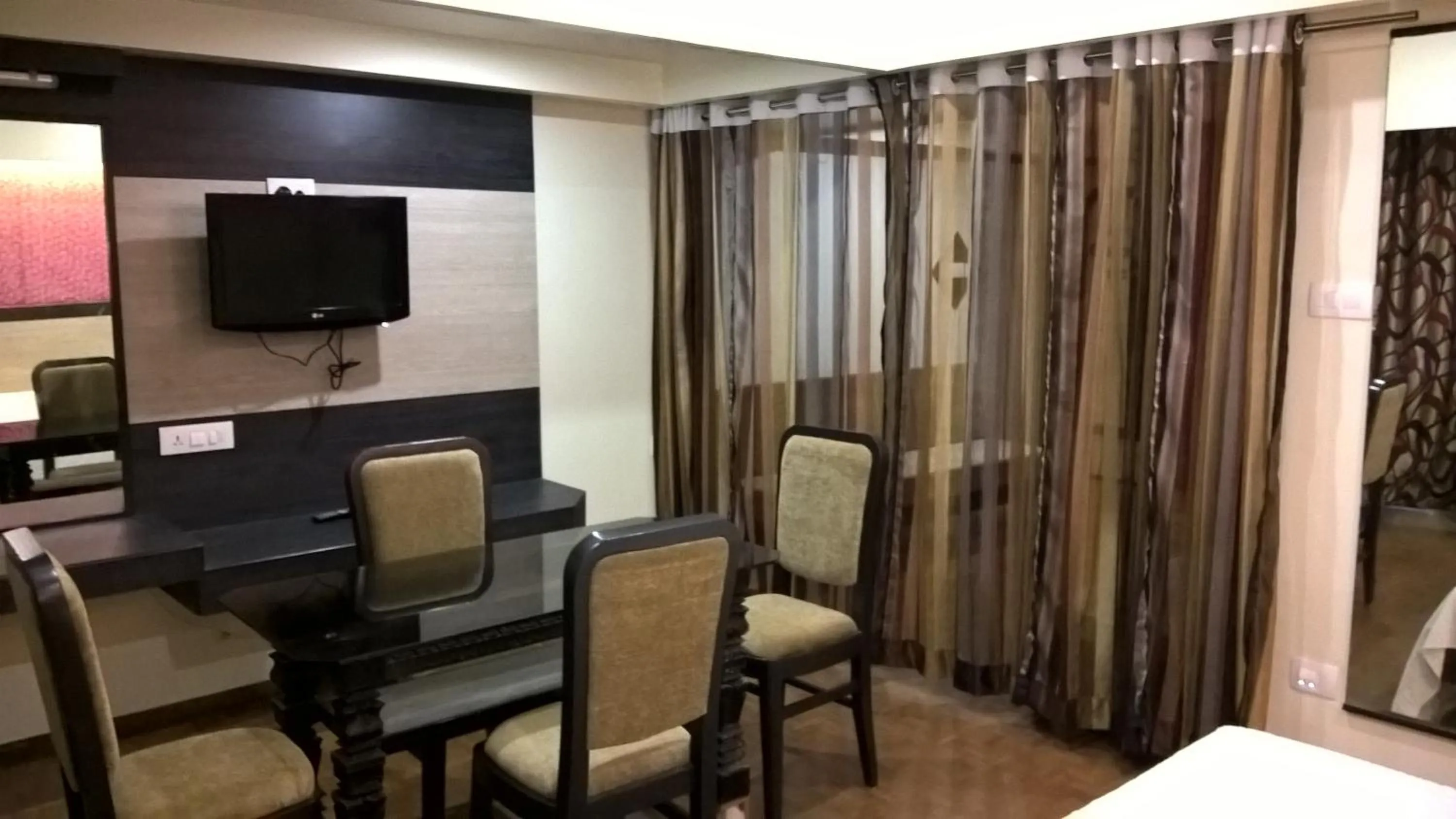 Dining area, Bed in Hotel Supreme