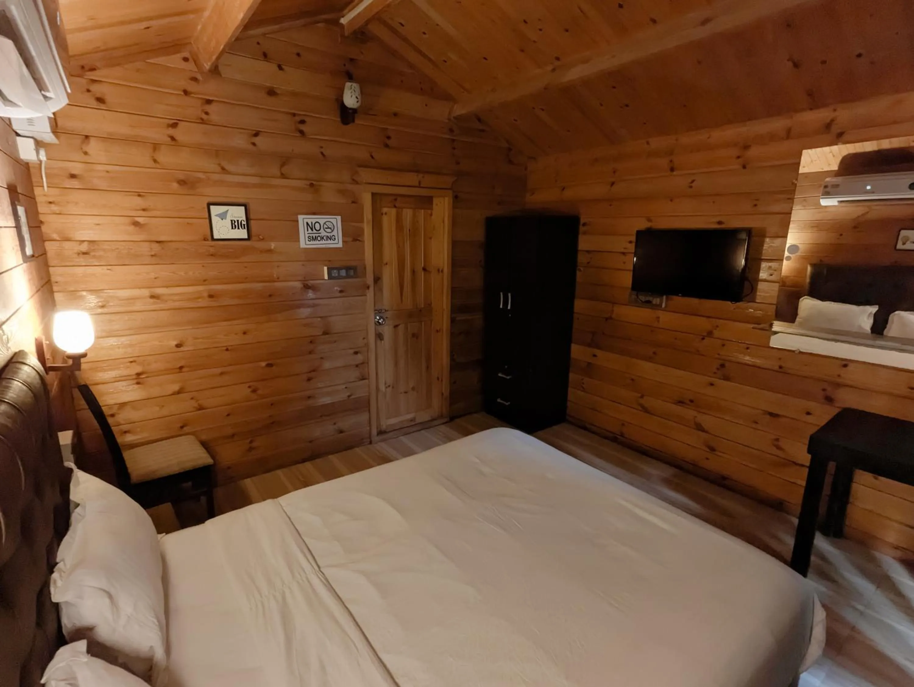 Bed in Greenland Cottage's Arambol