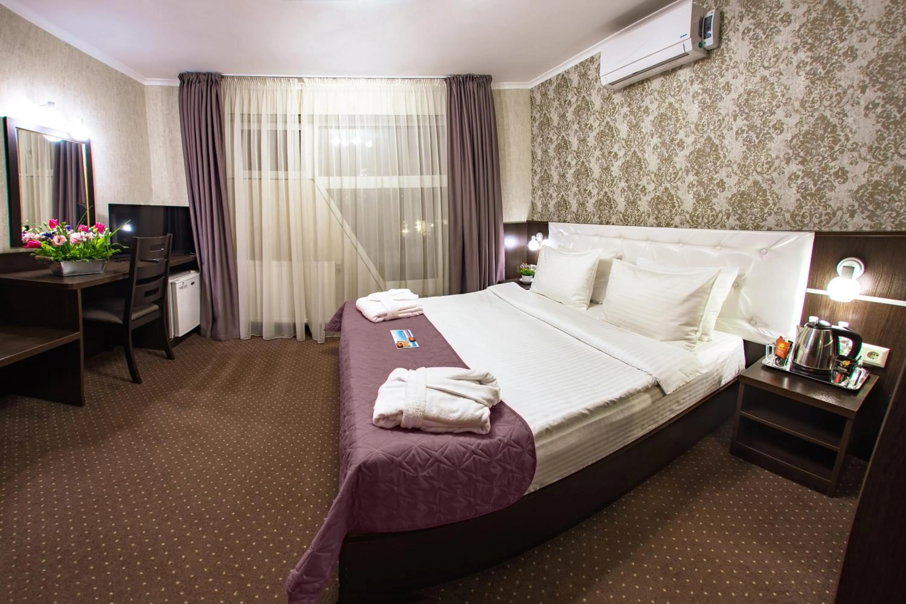 Bed in Kiev 365 Park Hotel