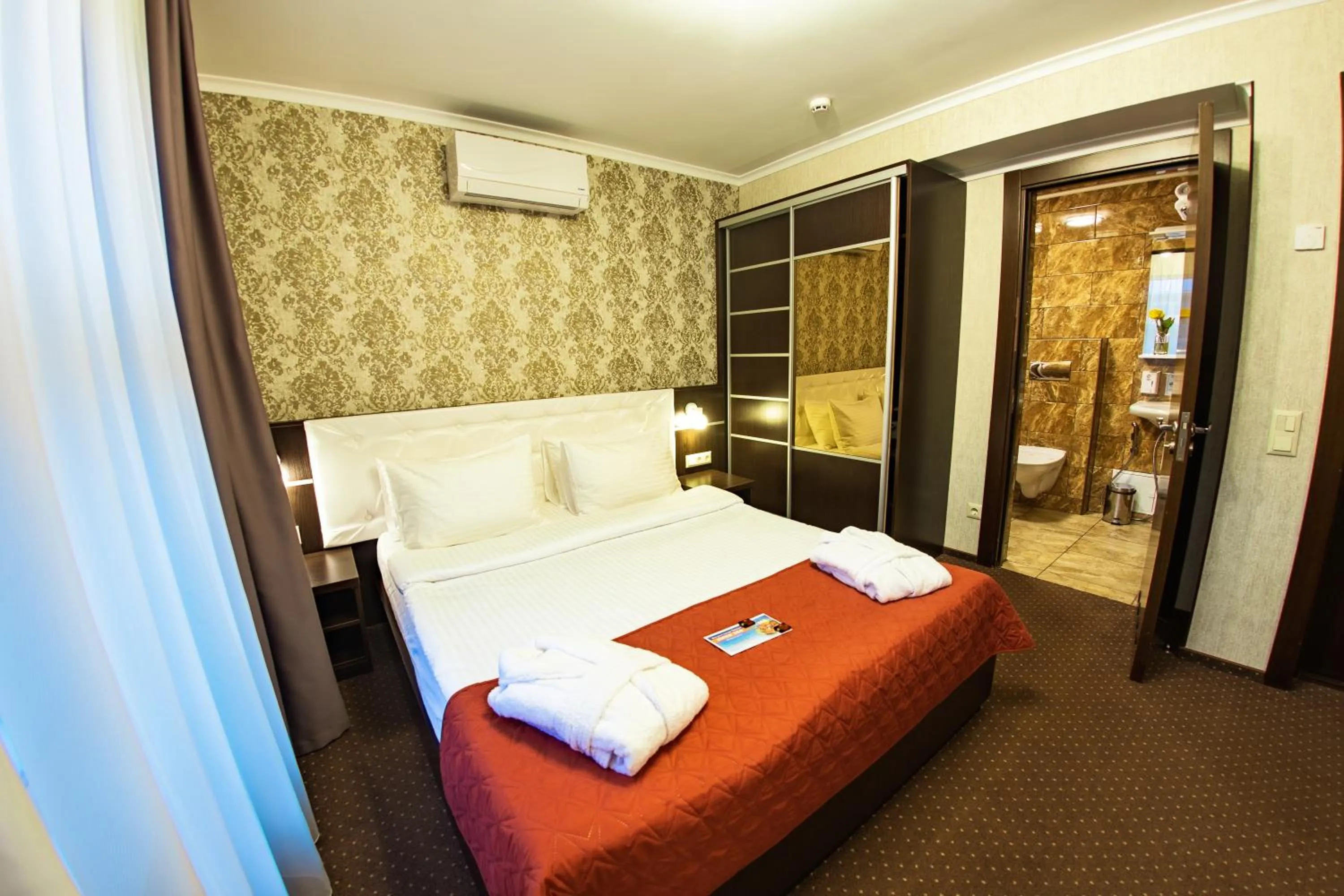 Bed in Kiev 365 Park Hotel