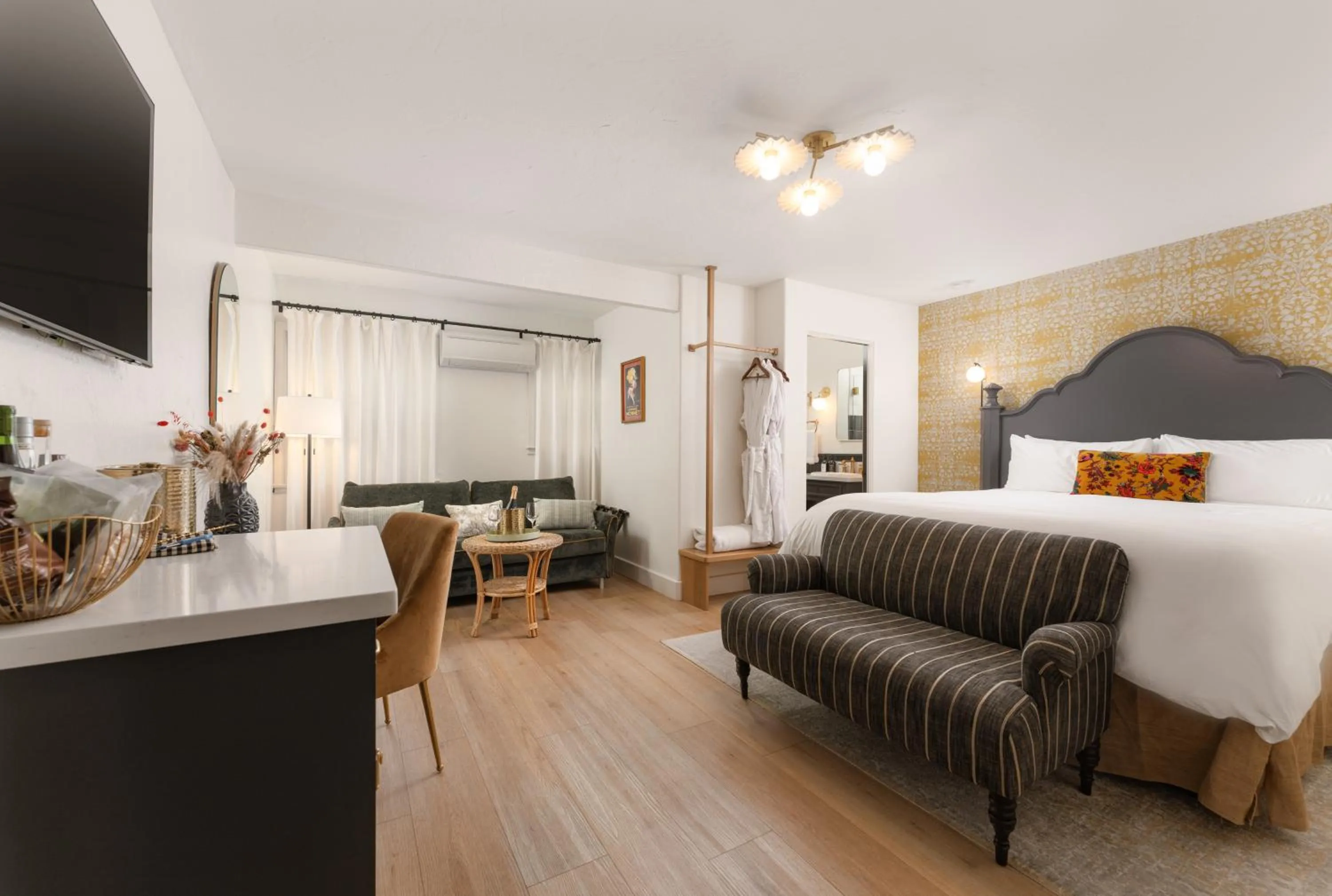 Photo of the whole room, Bed in Petit Soleil - Bed, Breakfast and Bar