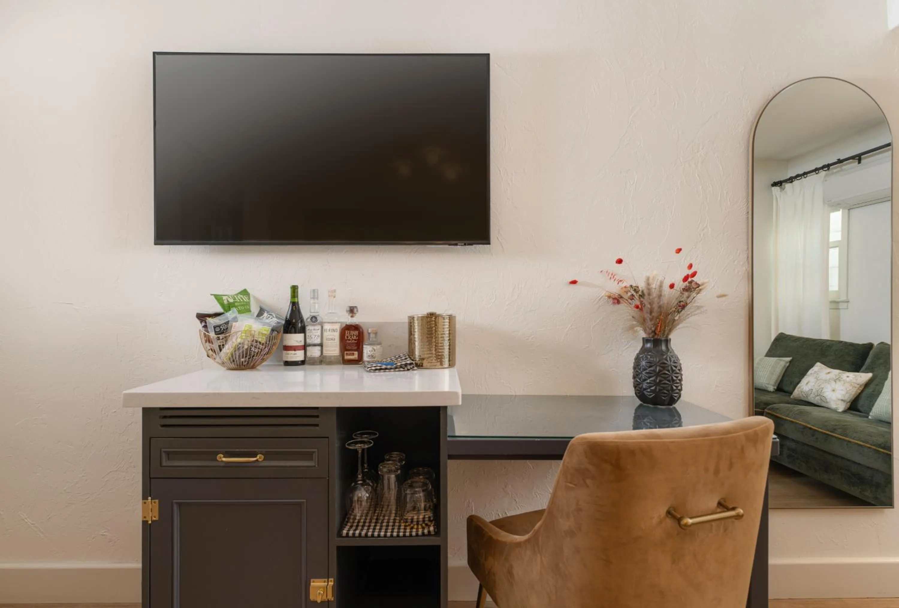 TV and multimedia in Petit Soleil - Bed, Breakfast and Bar