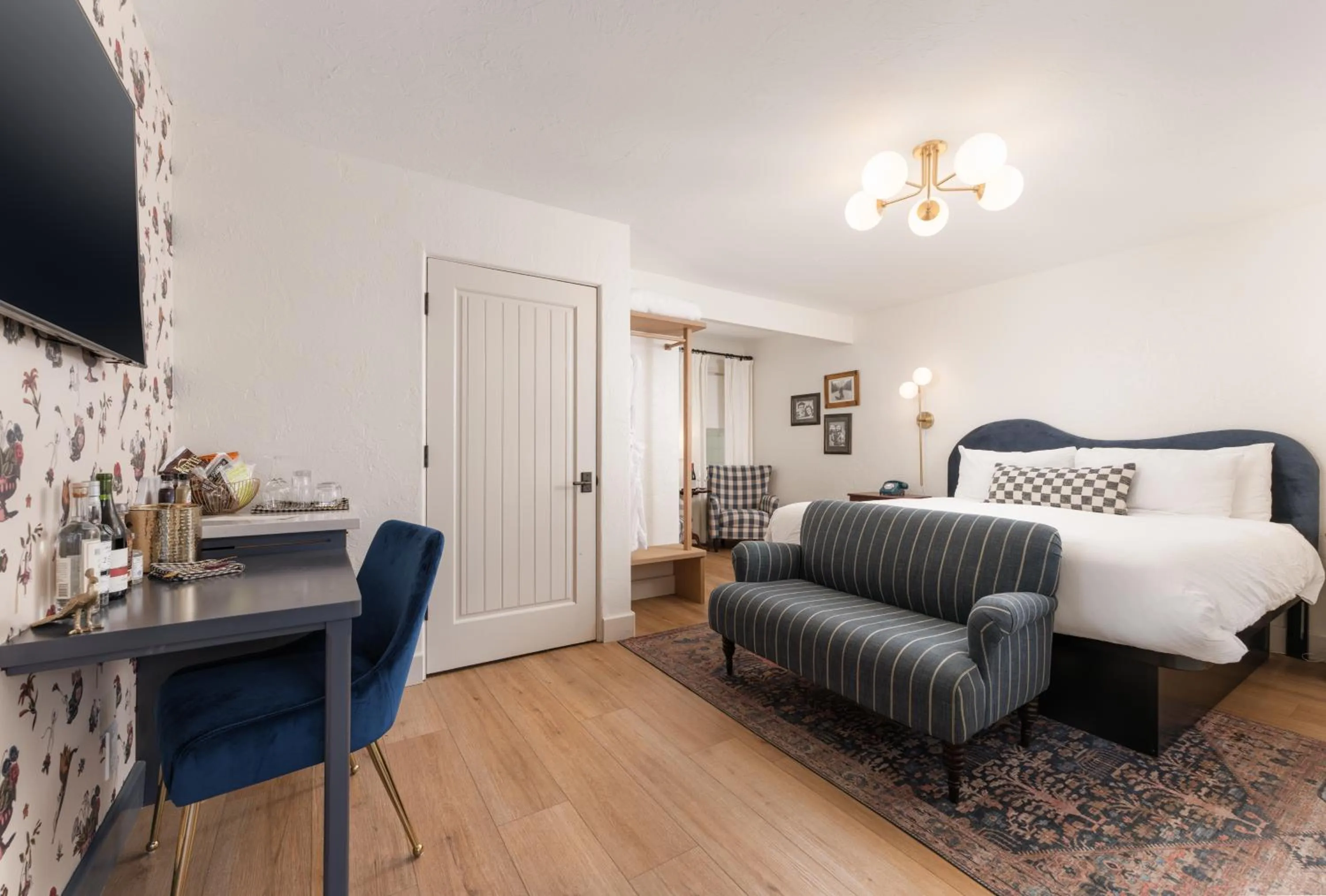 Photo of the whole room, Bed in Petit Soleil - Bed, Breakfast and Bar