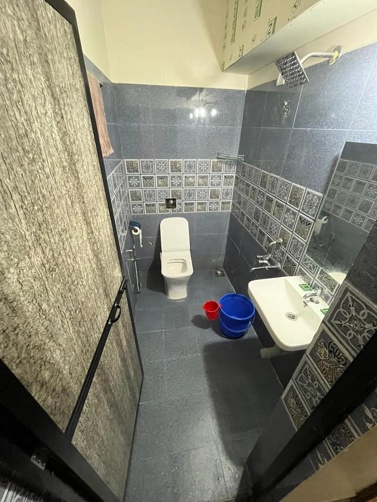 Shower in Hotel Saffron Baga