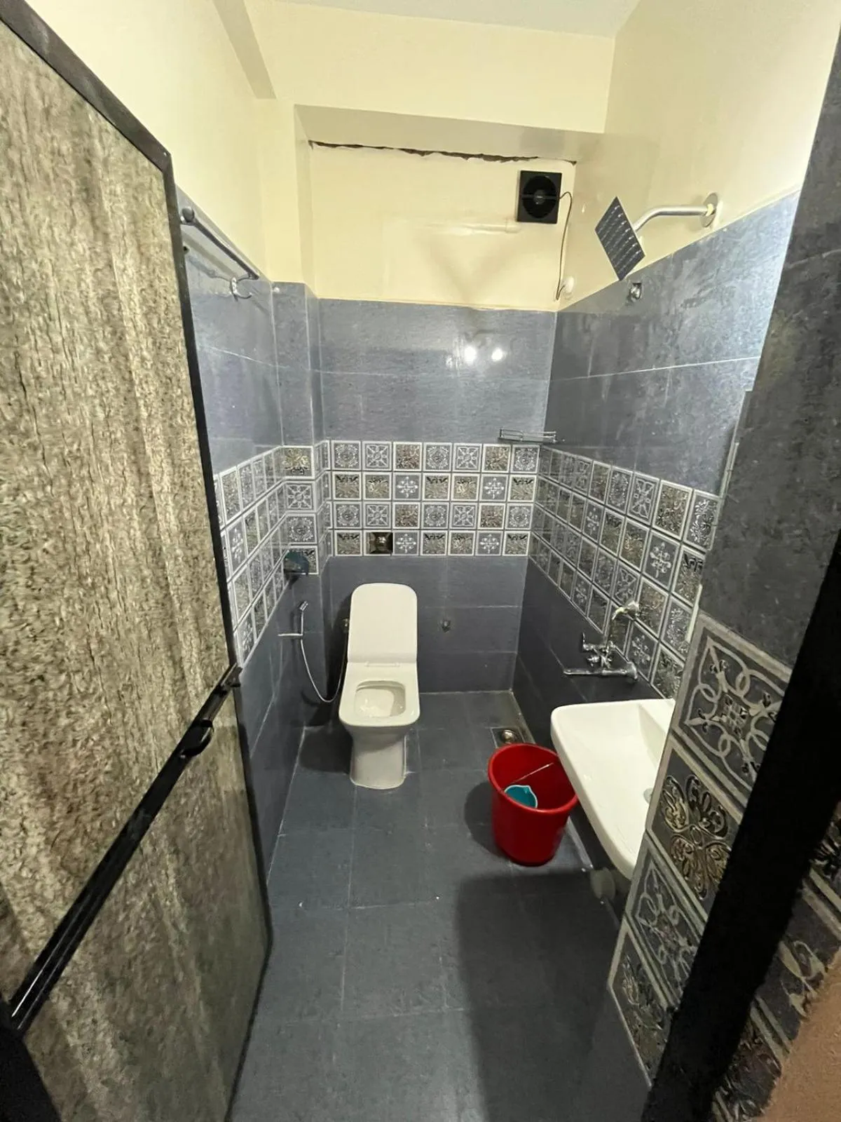 Shower in Hotel Saffron Baga