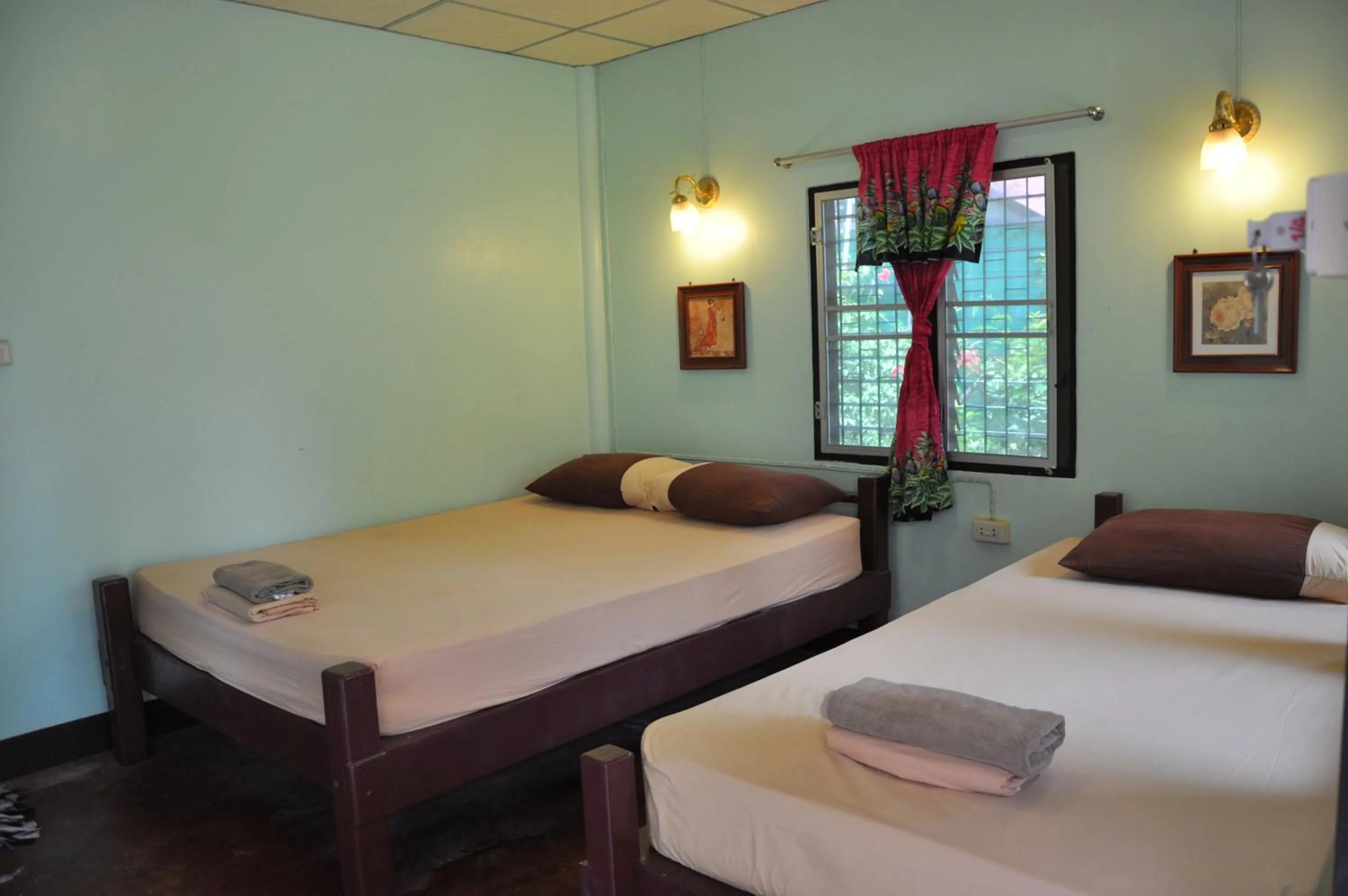 Bedroom, Bed in Coral Bungalows