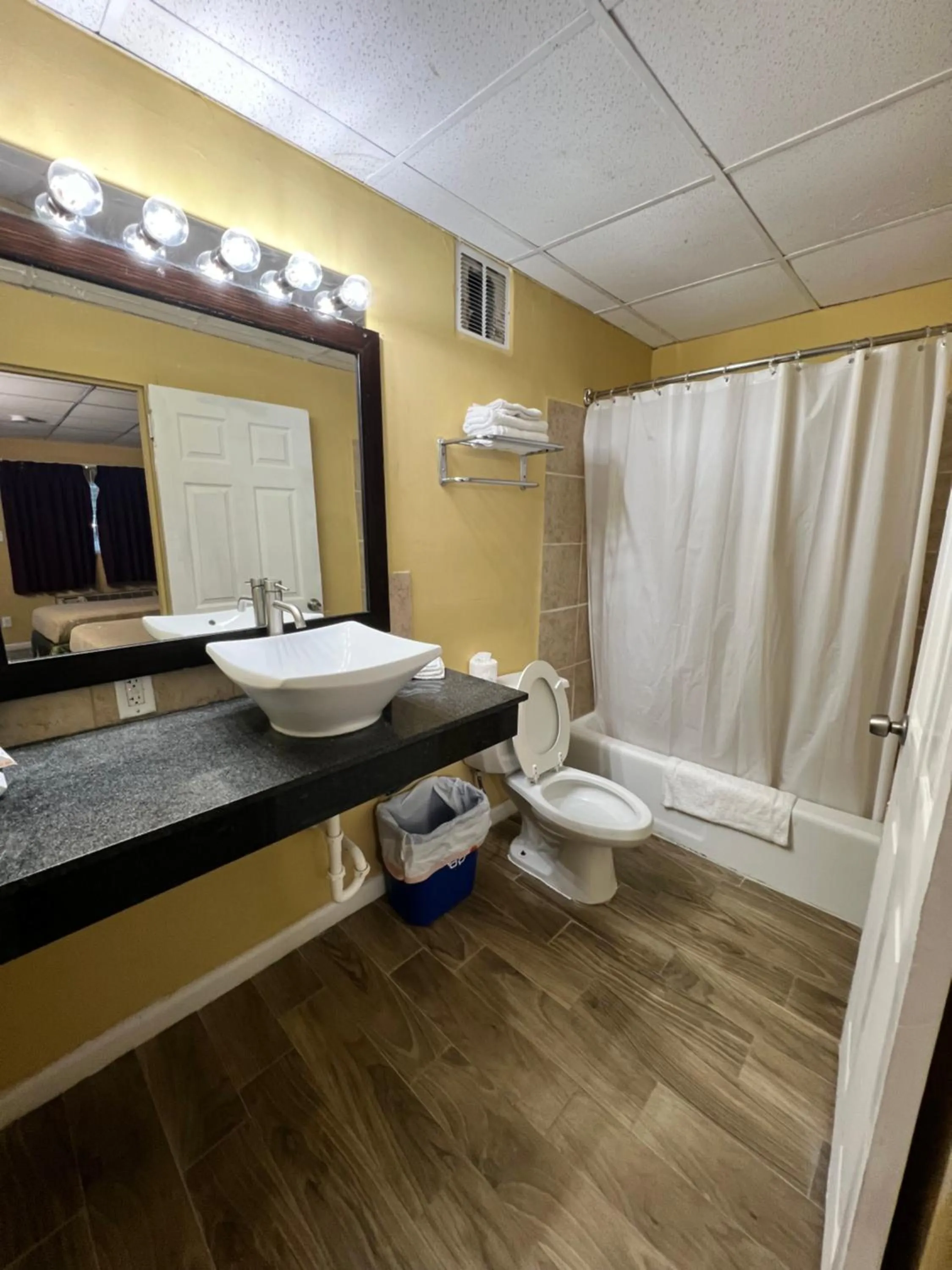 Bathroom in Econolodge