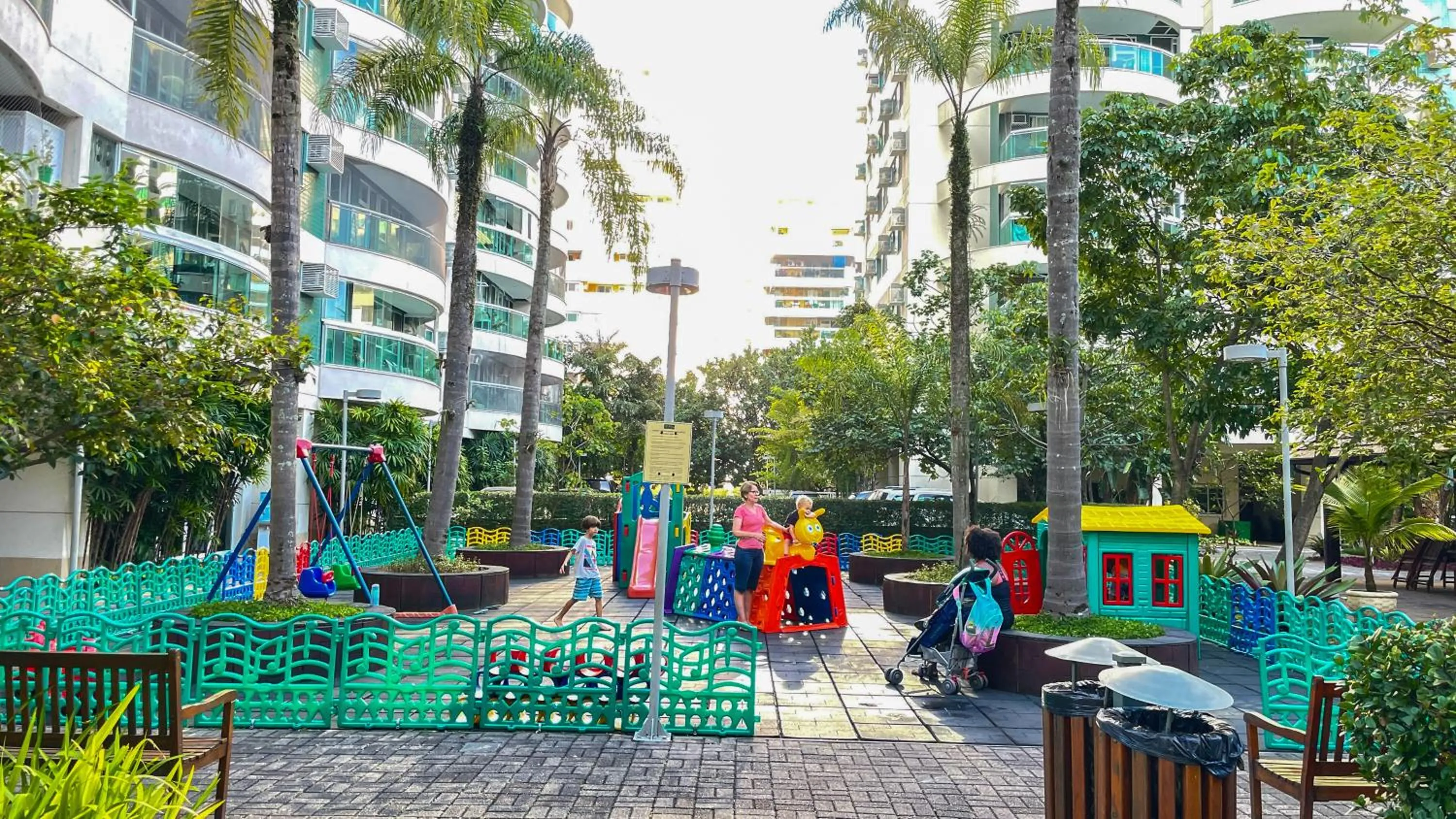 Children play ground in Barra para casais e famílias