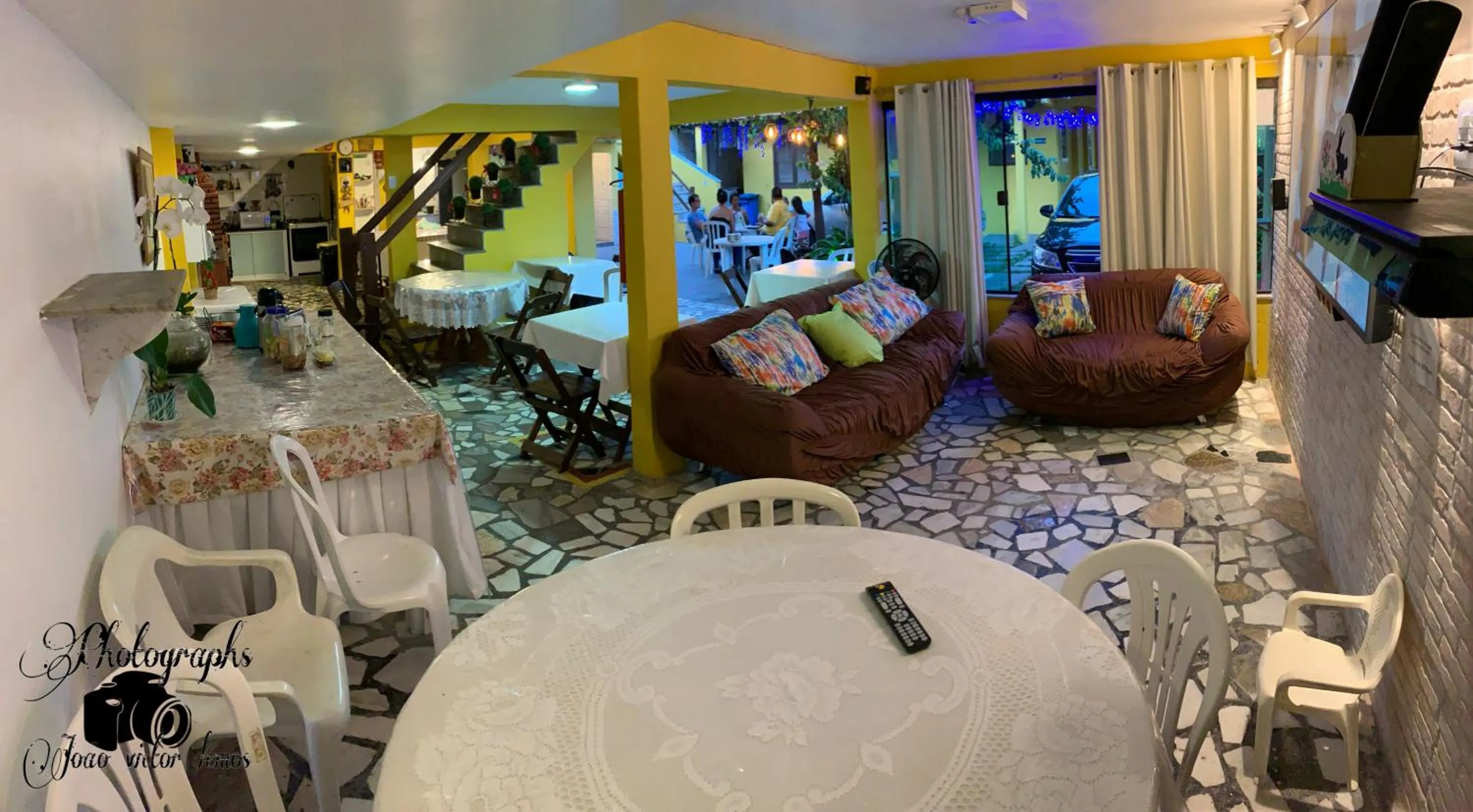 Communal lounge/ TV room in Pousada Toca dos Coelhos