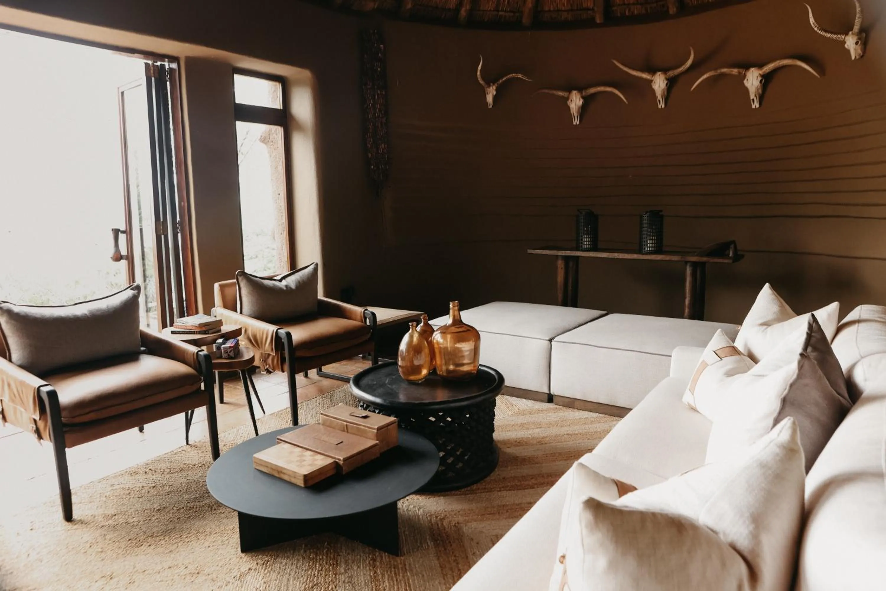 Communal lounge/ TV room, Bed in Madikwe Safari Lodge