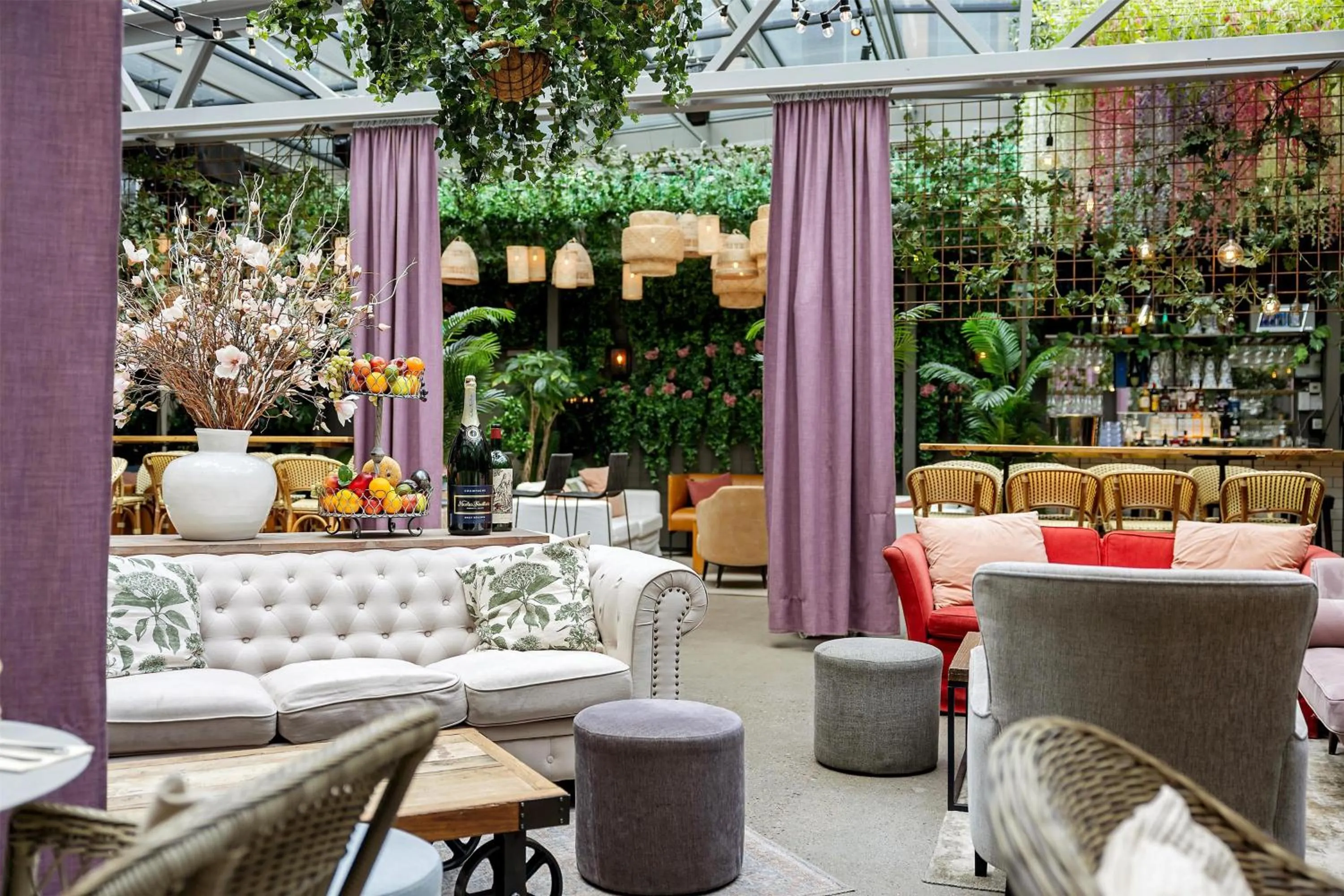 Lounge or bar in First Hotel Central