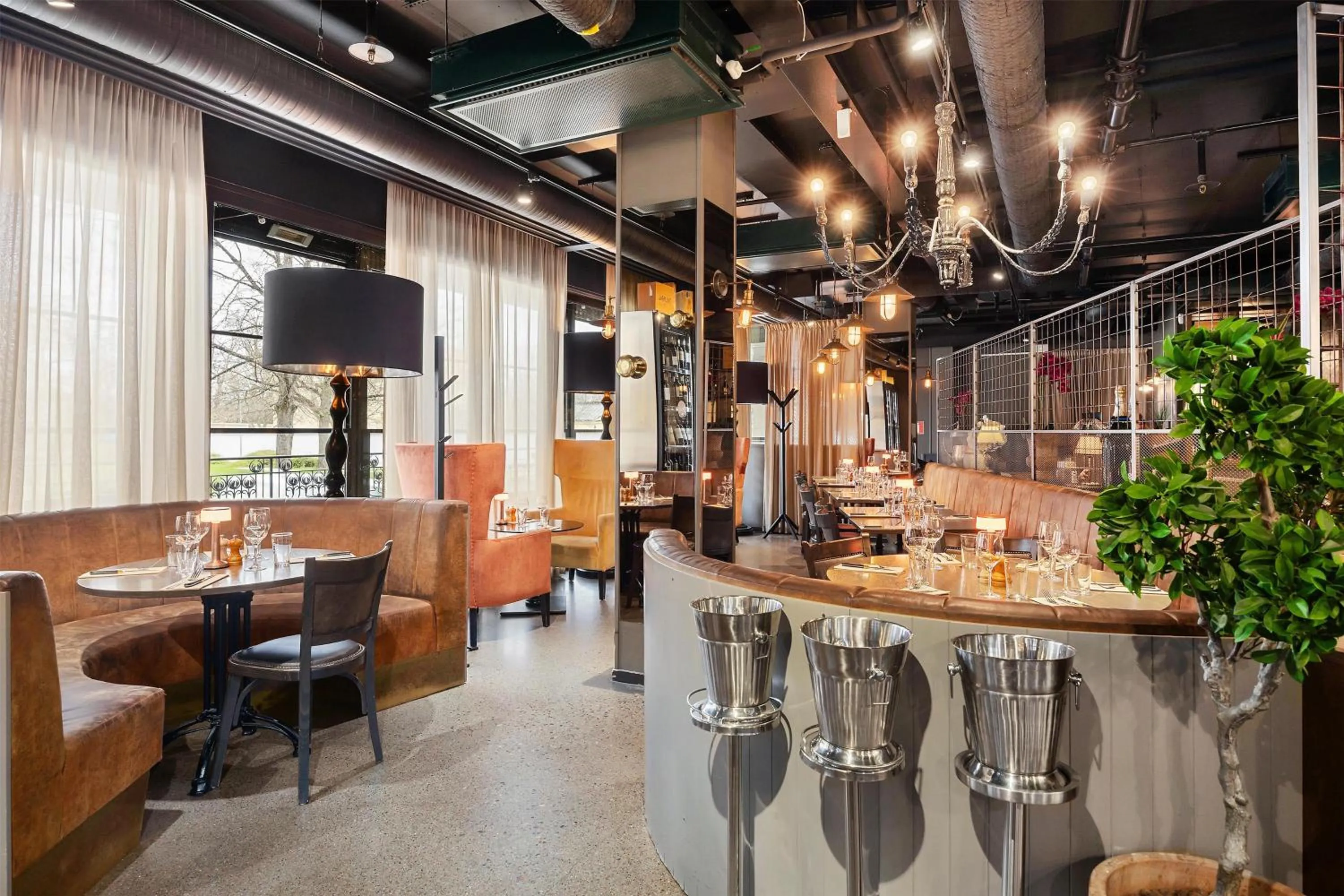 Restaurant/places to eat in First Hotel Central