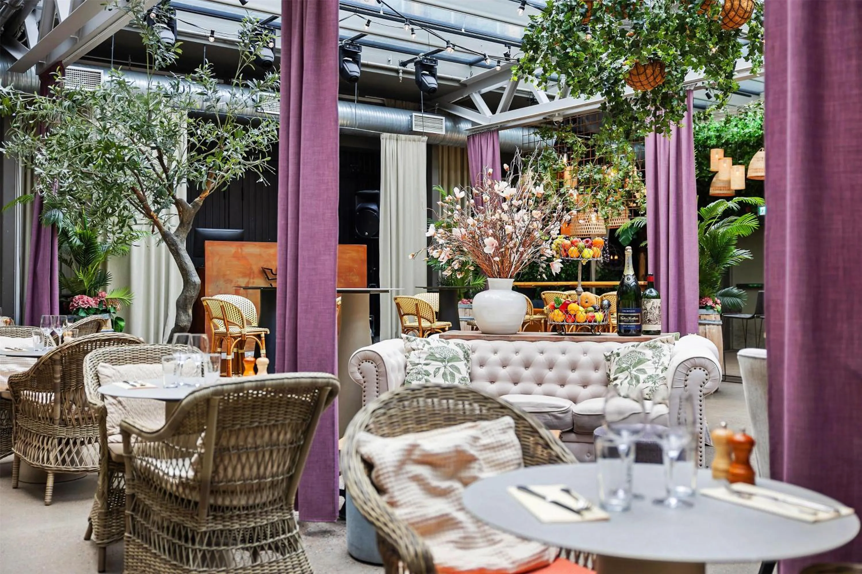 Lounge or bar in First Hotel Central