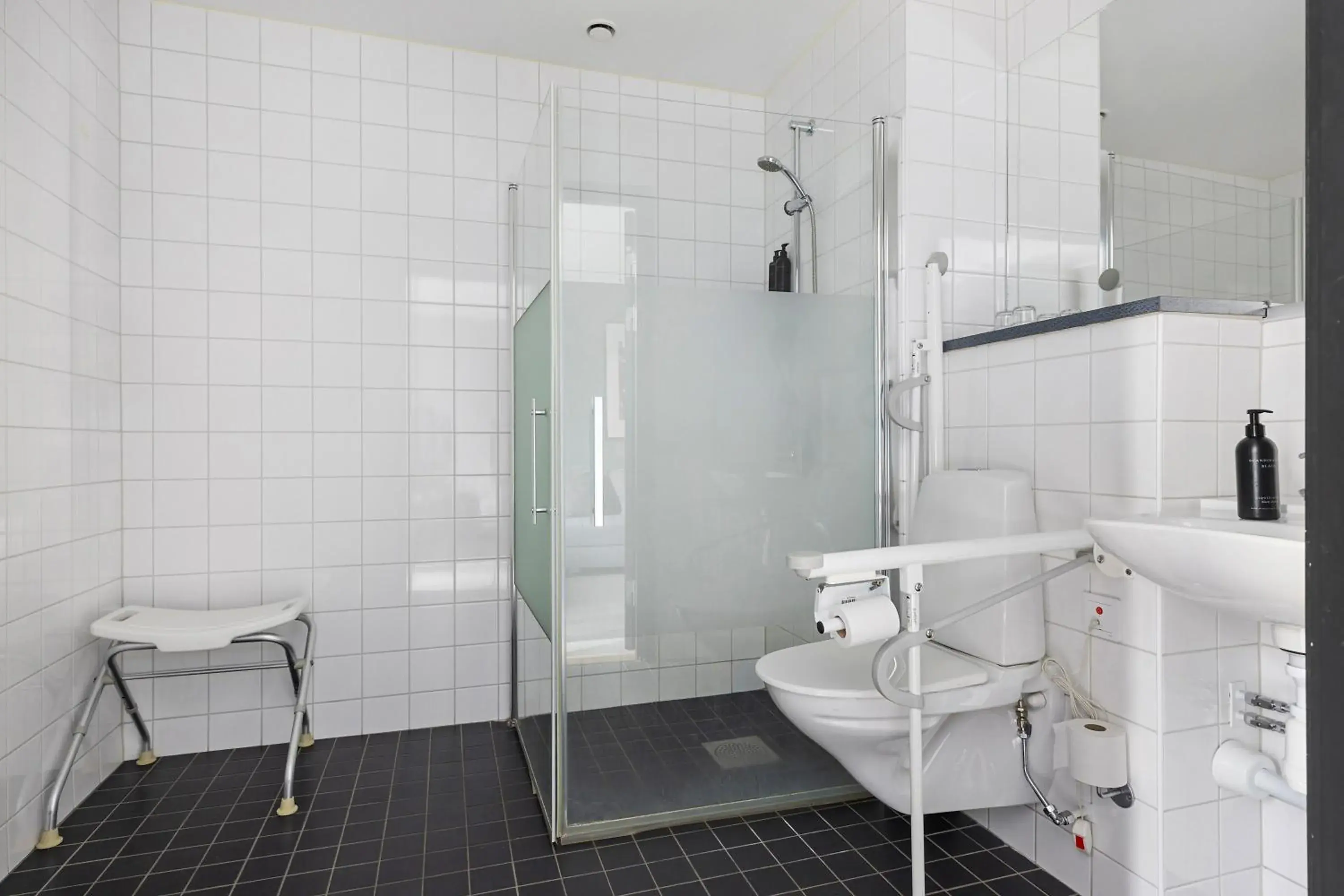 Standard King Room with Roll-In Shower - Disability Access/Non-Smoking in First Hotel Central Standard King Room with Roll-In Shower - Disability Access/Non-Smoking in First Hotel Central