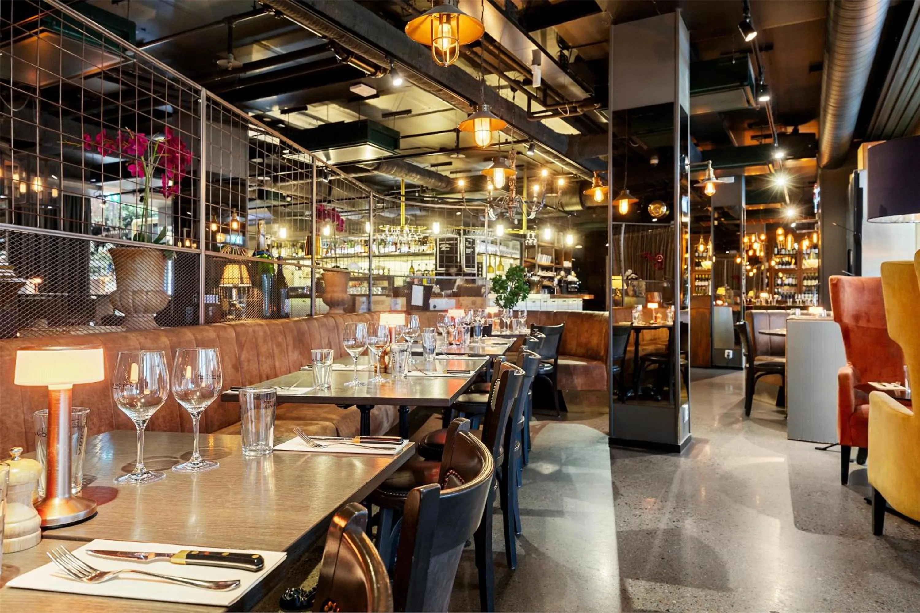 Restaurant/places to eat in First Hotel Central