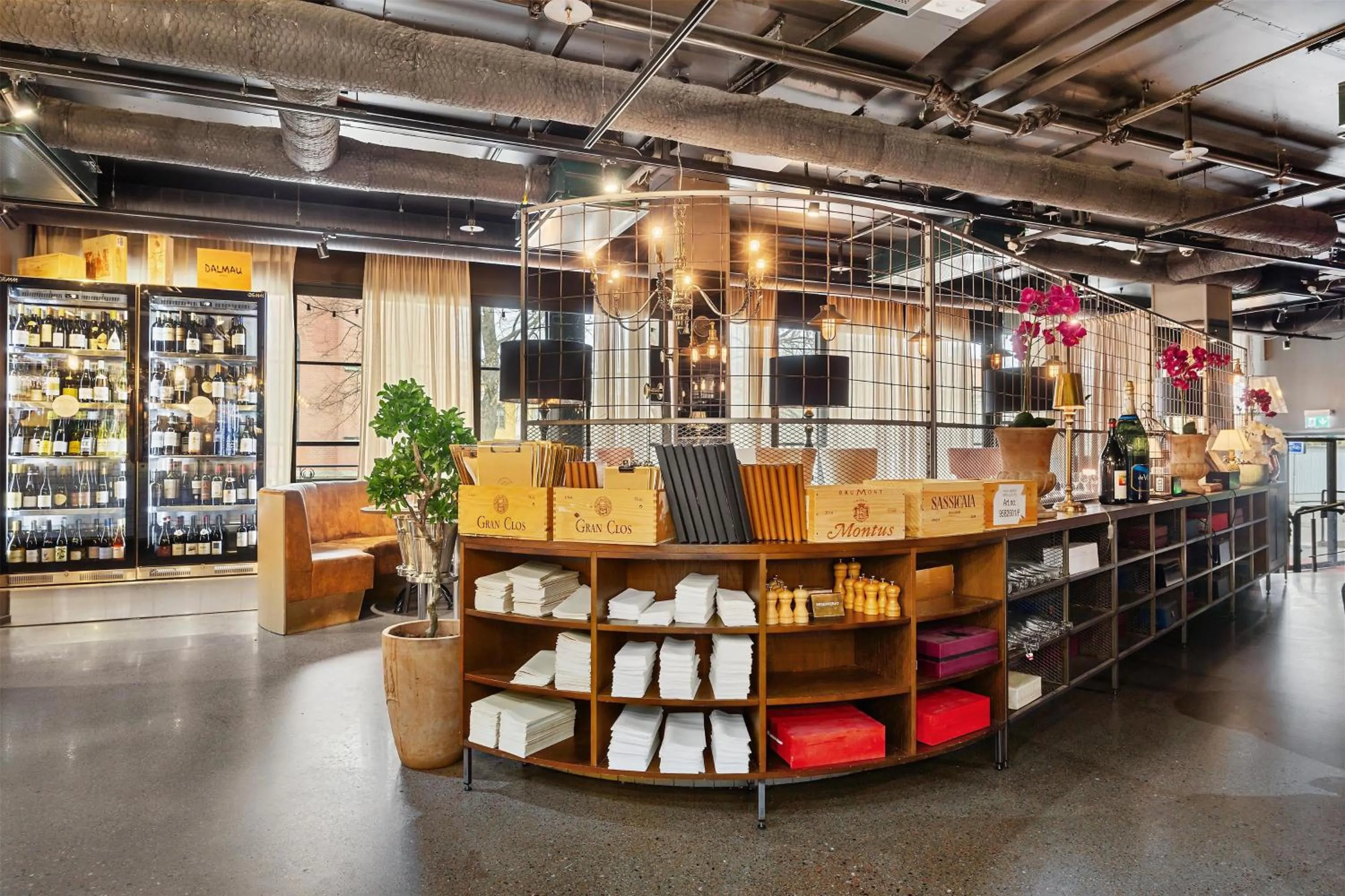 Restaurant/places to eat in First Hotel Central