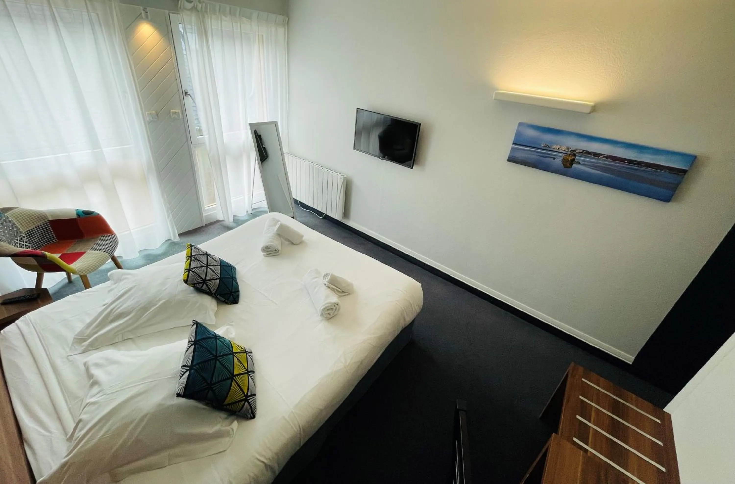 Photo of the whole room, Bed in Logis Hôtel de France - Face à la Mer