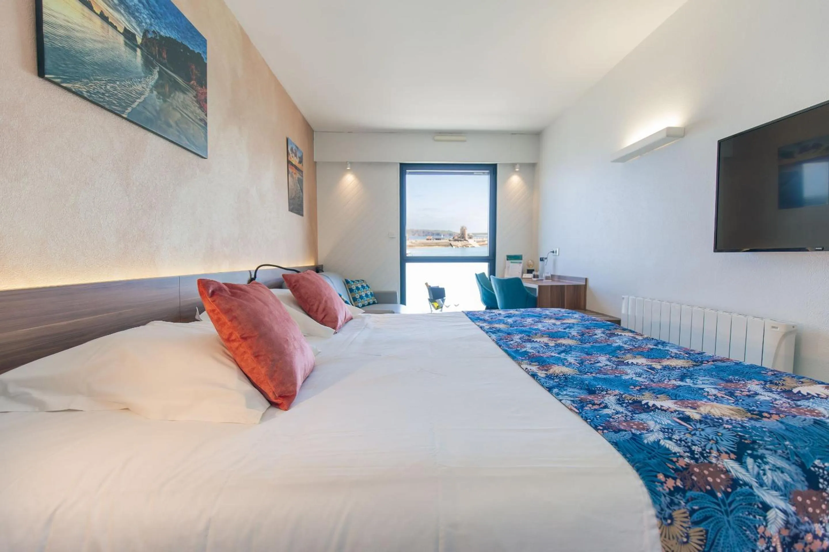 Bed in Logis Hôtel de France - Face à la Mer