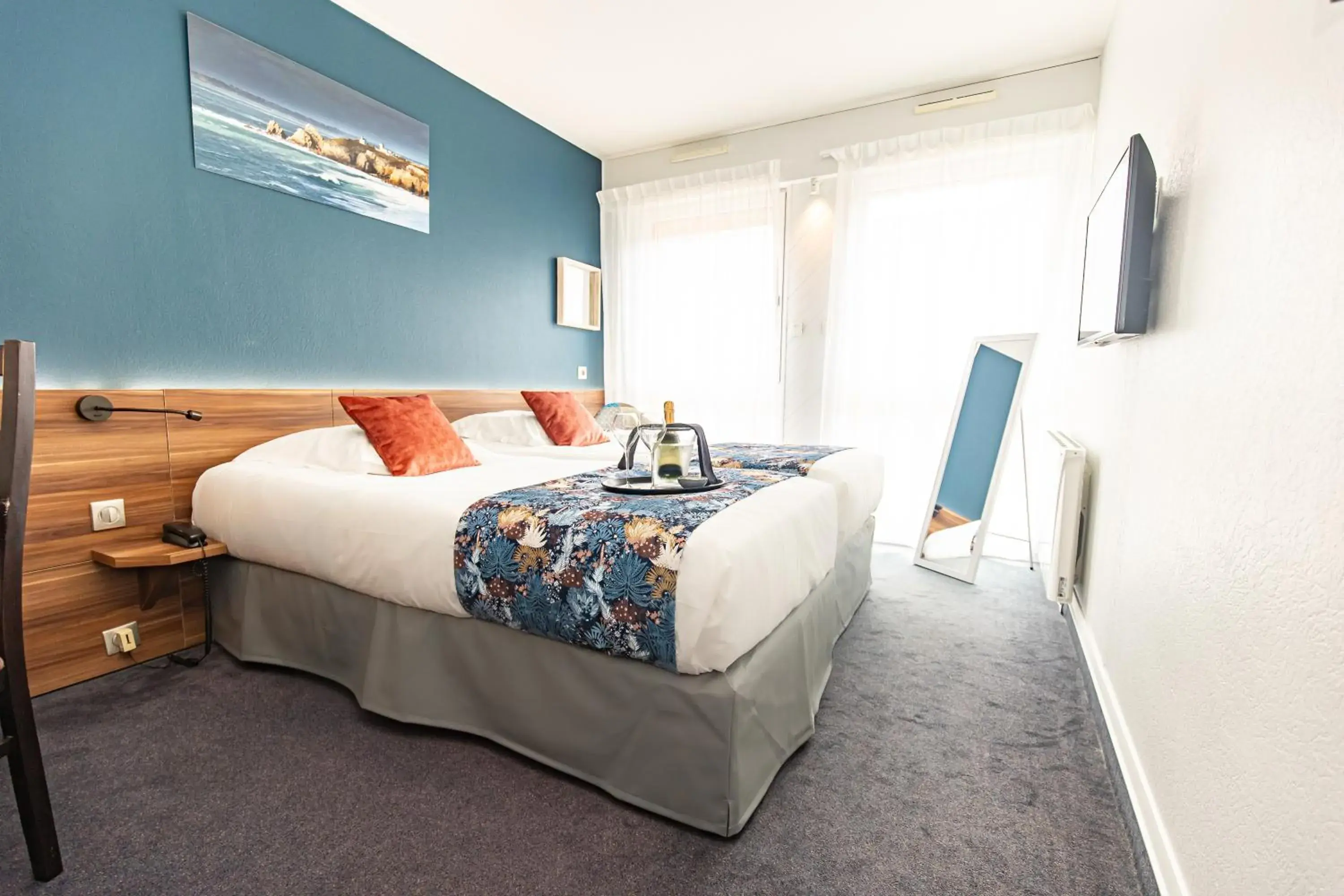 Large Double Room in Logis Hôtel de France - Face à la Mer Large Double Room in Logis Hôtel de France - Face à la Mer