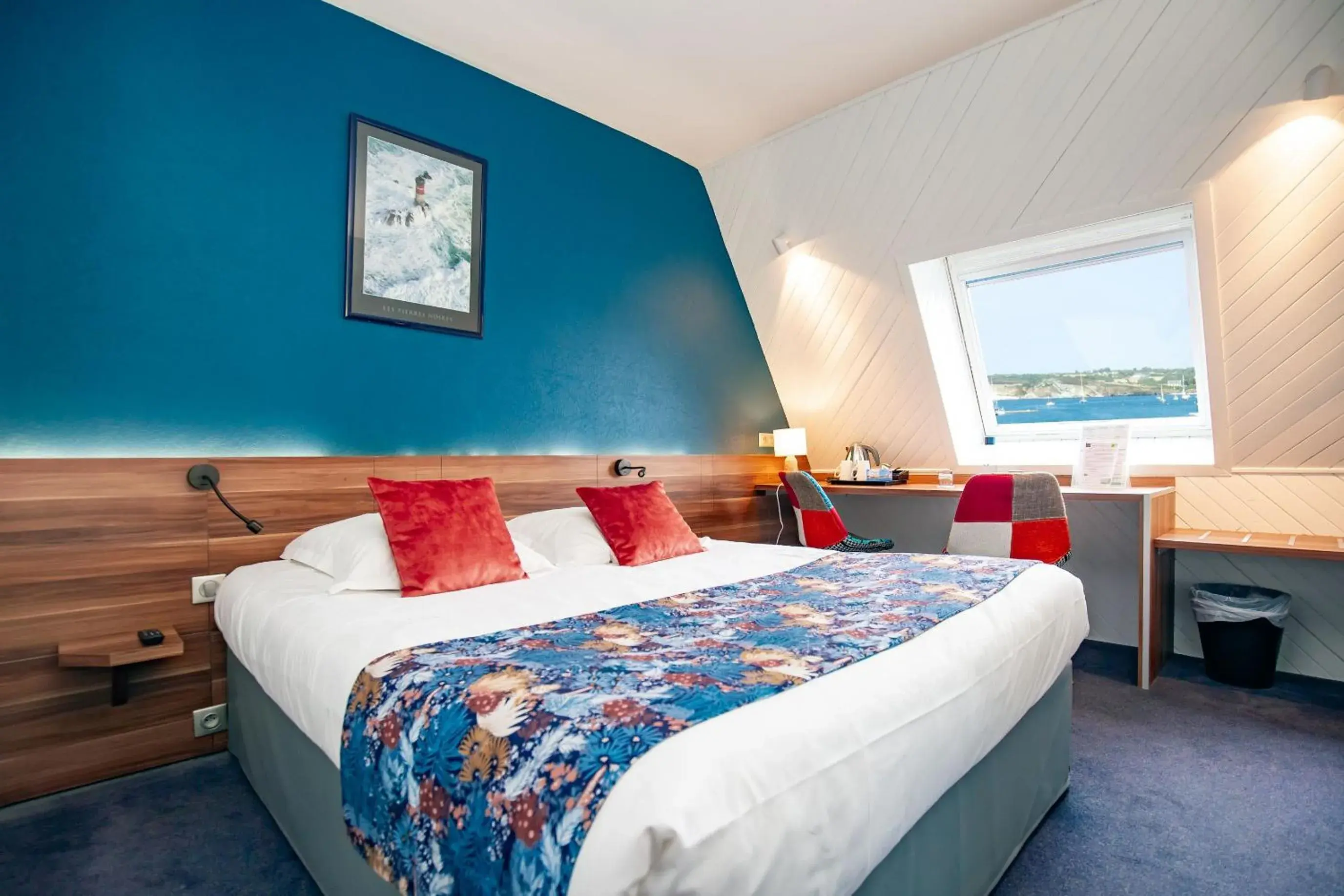 Comfort Double Room with Sea View in Logis Hôtel de France - Face à la Mer Comfort Double Room with Sea View in Logis Hôtel de France - Face à la Mer