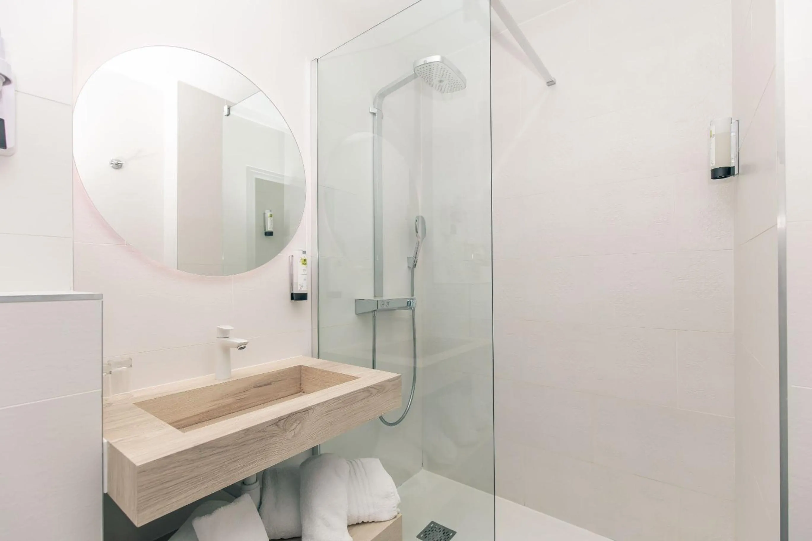 Bathroom in Logis Hôtel de France - Face à la Mer