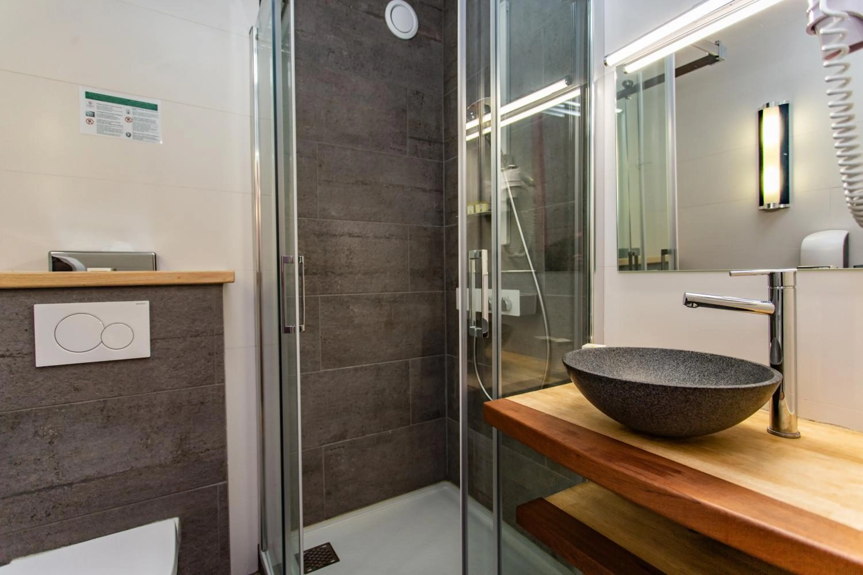 Shower in Logis Hôtel de France - Face à la Mer